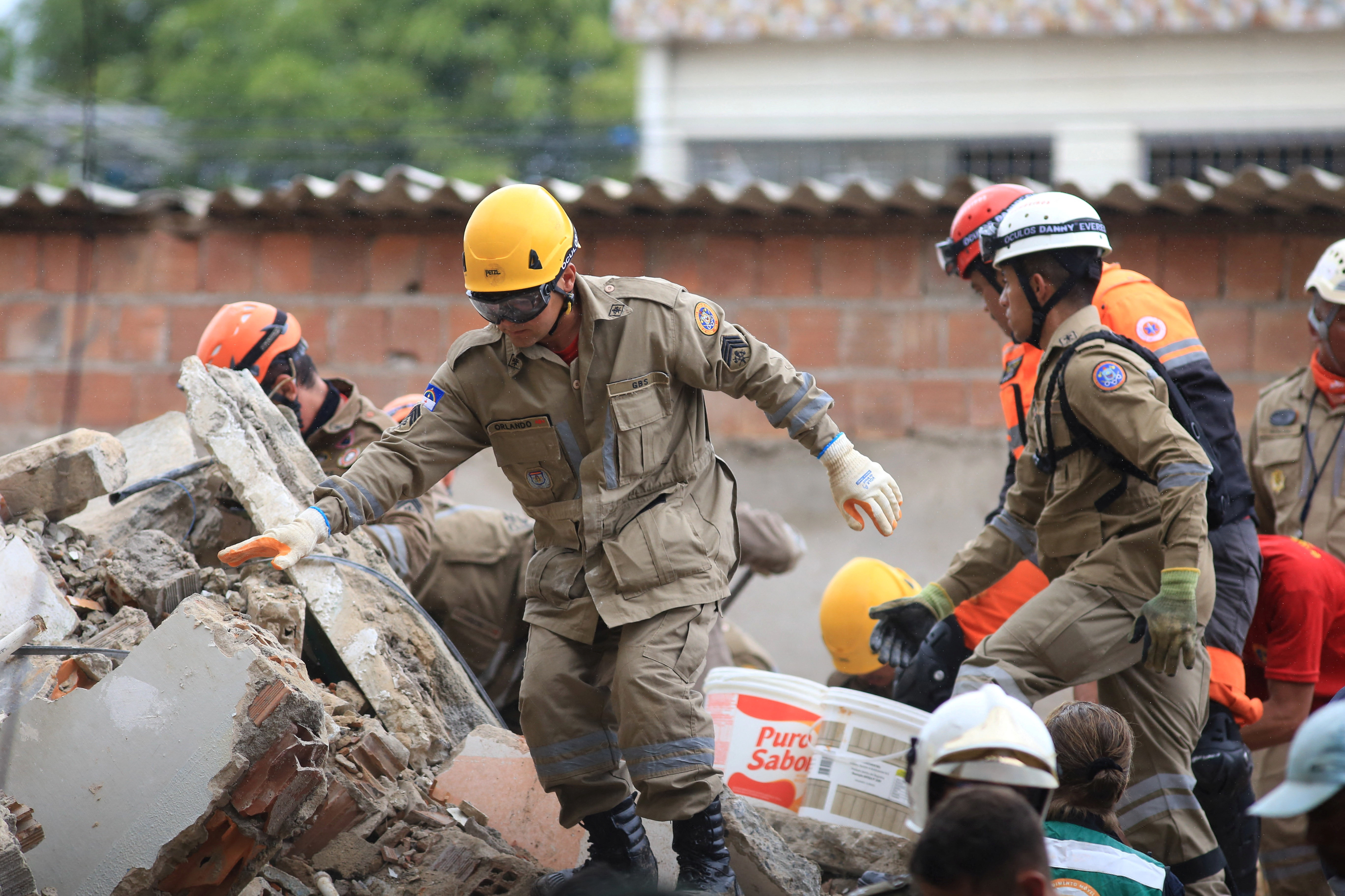 Rescue workers look for victims among debris of a building collapse in Recife, Pernambuco state, Brazil July 7, 2023. REUTERS/Anderson Stevens NO RESALES. NO ARCHIVES