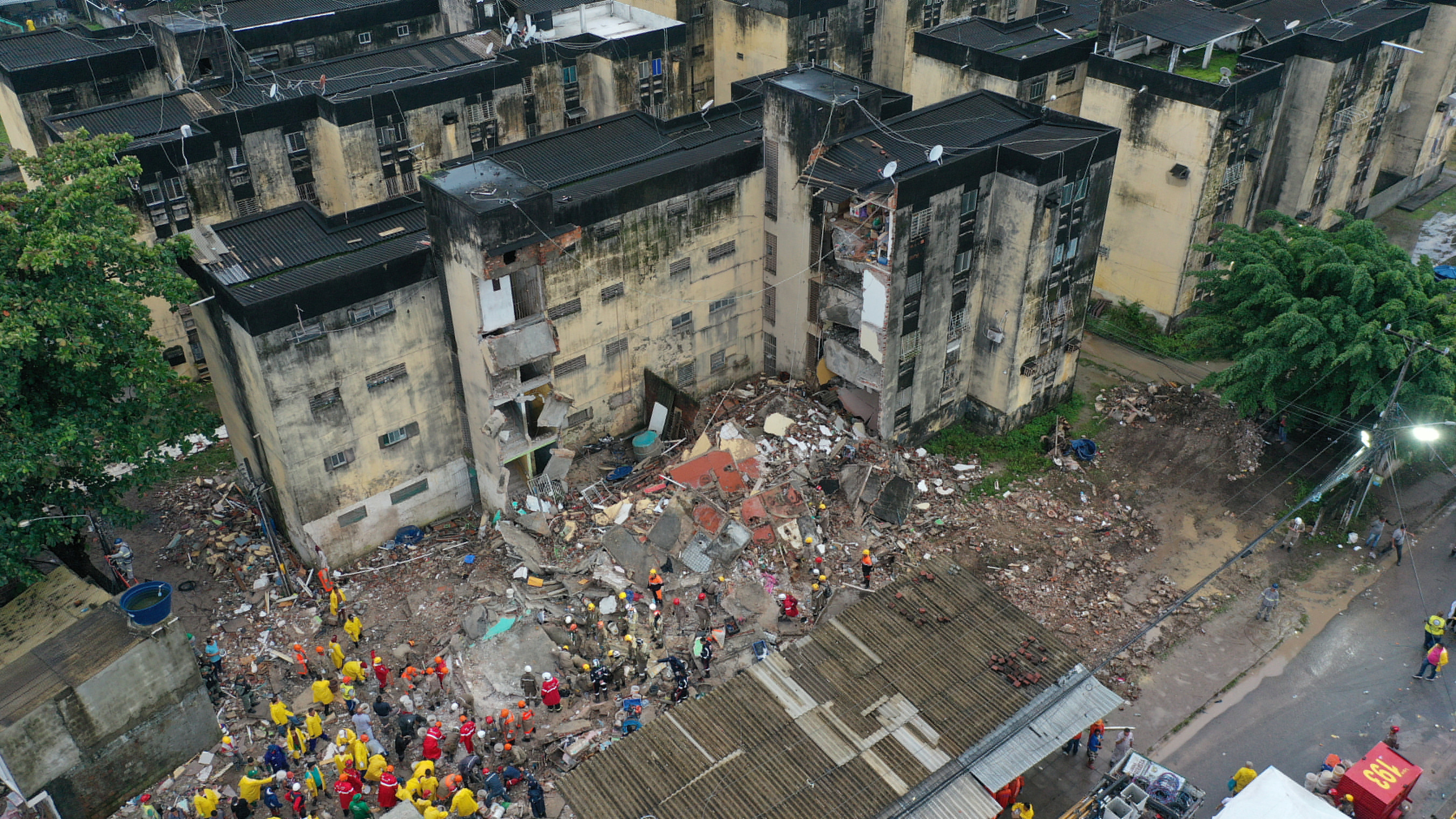 Rescue workers look for victims among debris of a building collapse in Recife, Pernambuco state, Brazil July 7, 2023. REUTERS/Anderson Stevens NO RESALES. NO ARCHIVES
