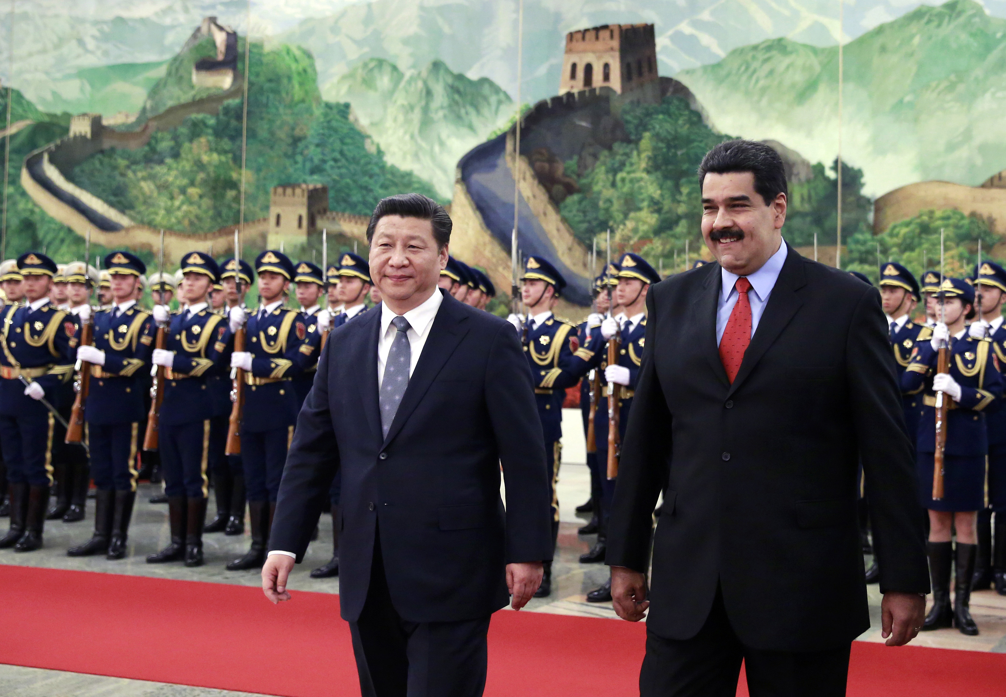 Venezuela's President Nicolas Maduro (front R) walks with China's President Xi Jinping during a welcome ceremony at the Great Hall of the People in Beijing, January 7, 2015. REUTERS/Andy Wong/Pool (CHINA - Tags: POLITICS)