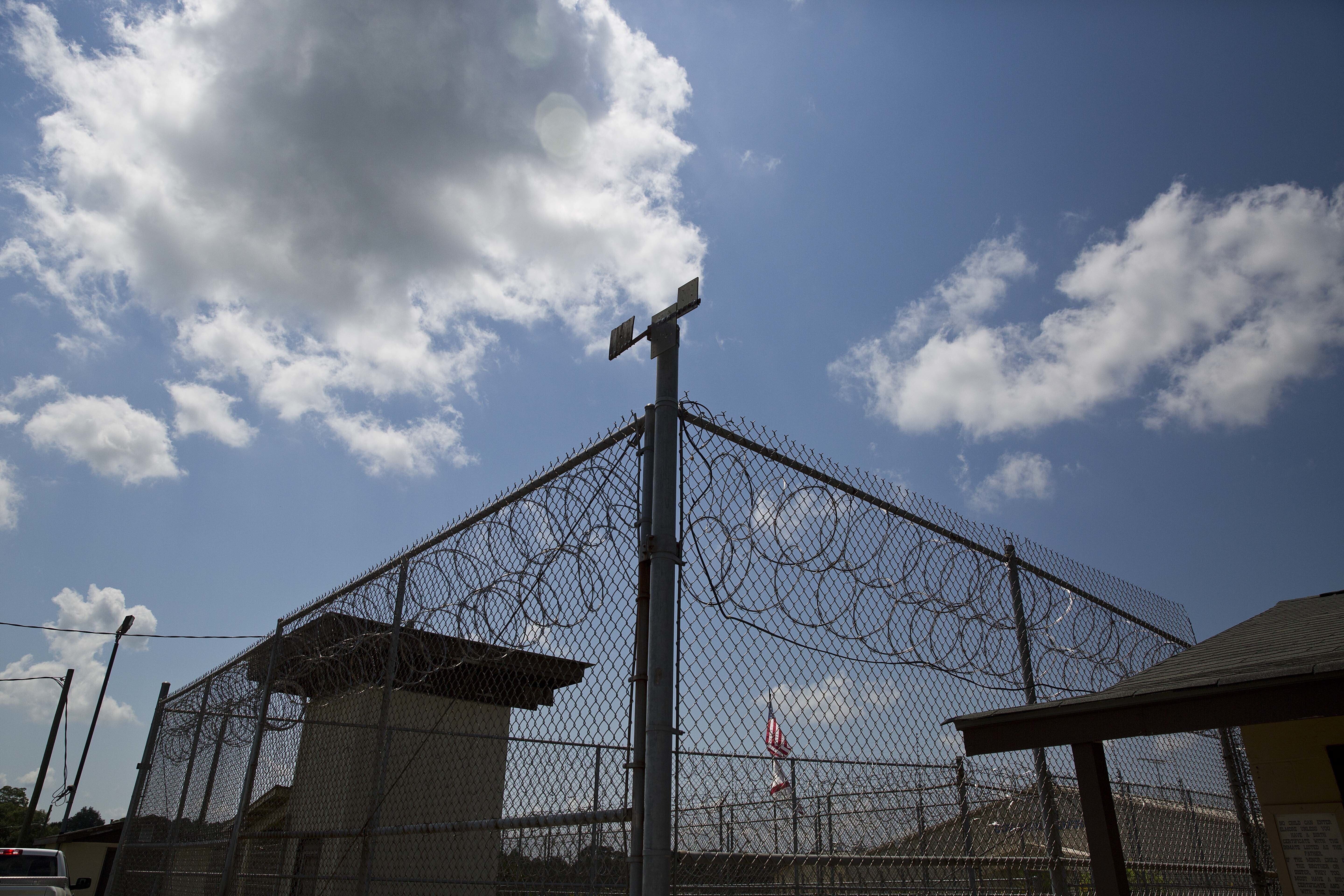 A fence stands at Elmore Correctional Facility in Elmore, Alabama, June 18, 2015. The state plans to start using nitrogen hypoxia for executions [Brynn Anderson/AP Photo/File]