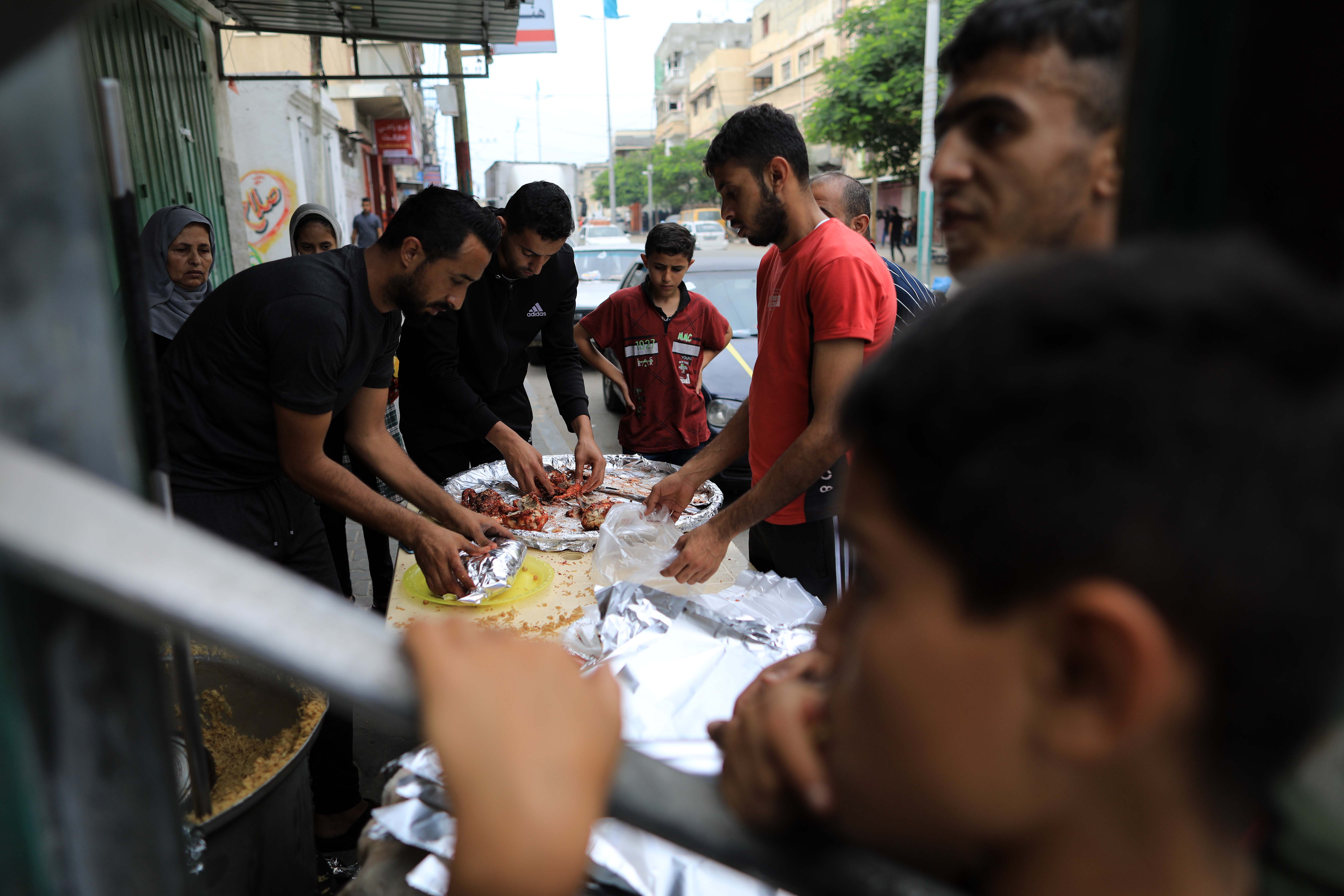 Palestinian volunteer cook in Gaza