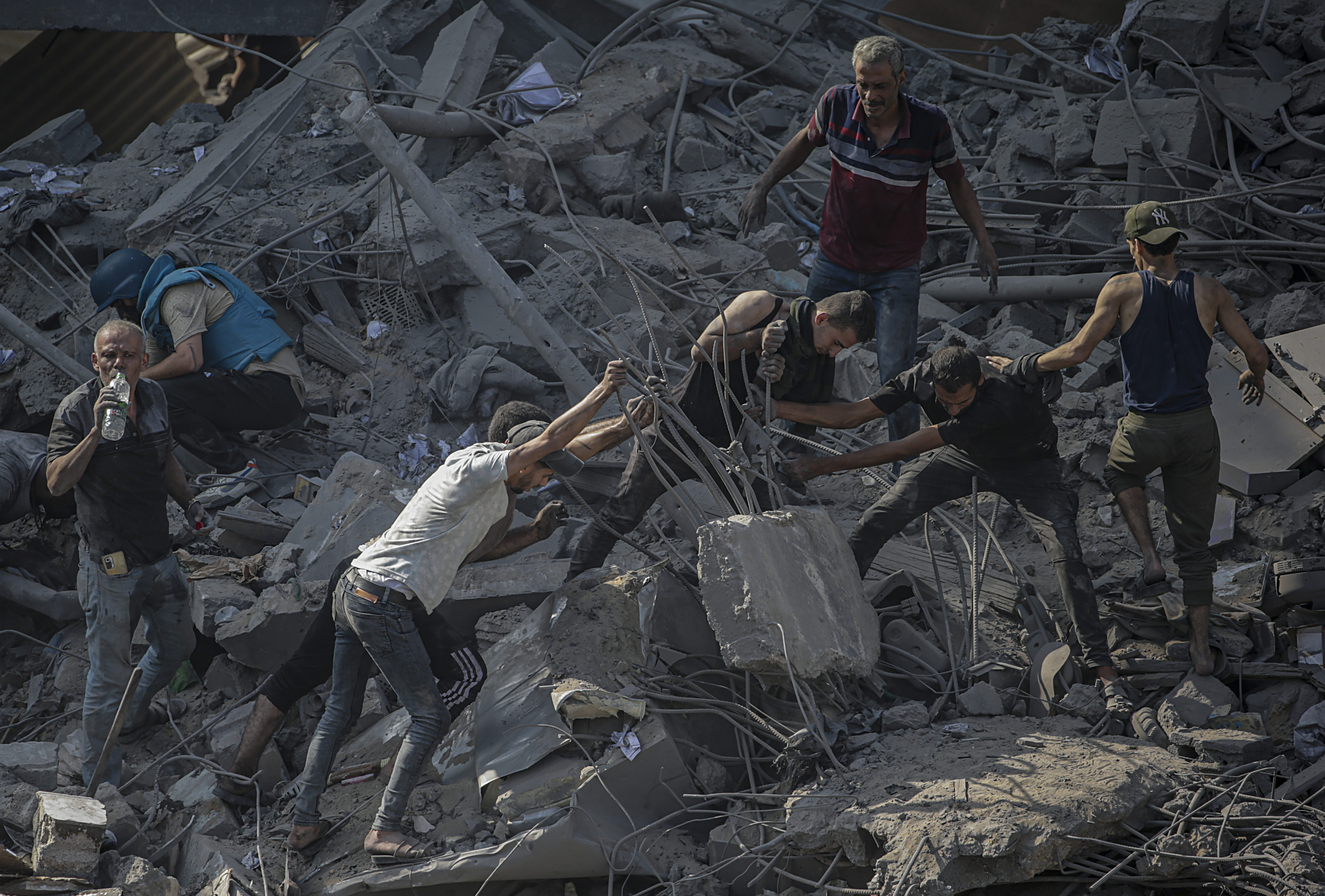 Palestinians search for bodies and survivors following Israeli airstrikes on Al Falouja in Jabalia town, northern Gaza, 01 November 2023. More than 8,500 Palestinians and at least 1,400 Israelis have been killed, according to the IDF and the Palestinian health authority, since Hamas militants launched an attack against Israel from the Gaza Strip on 07 October, and the Israeli operations in Gaza and the West Bank which followed it. [Mohammed saber/EPA-EFE]