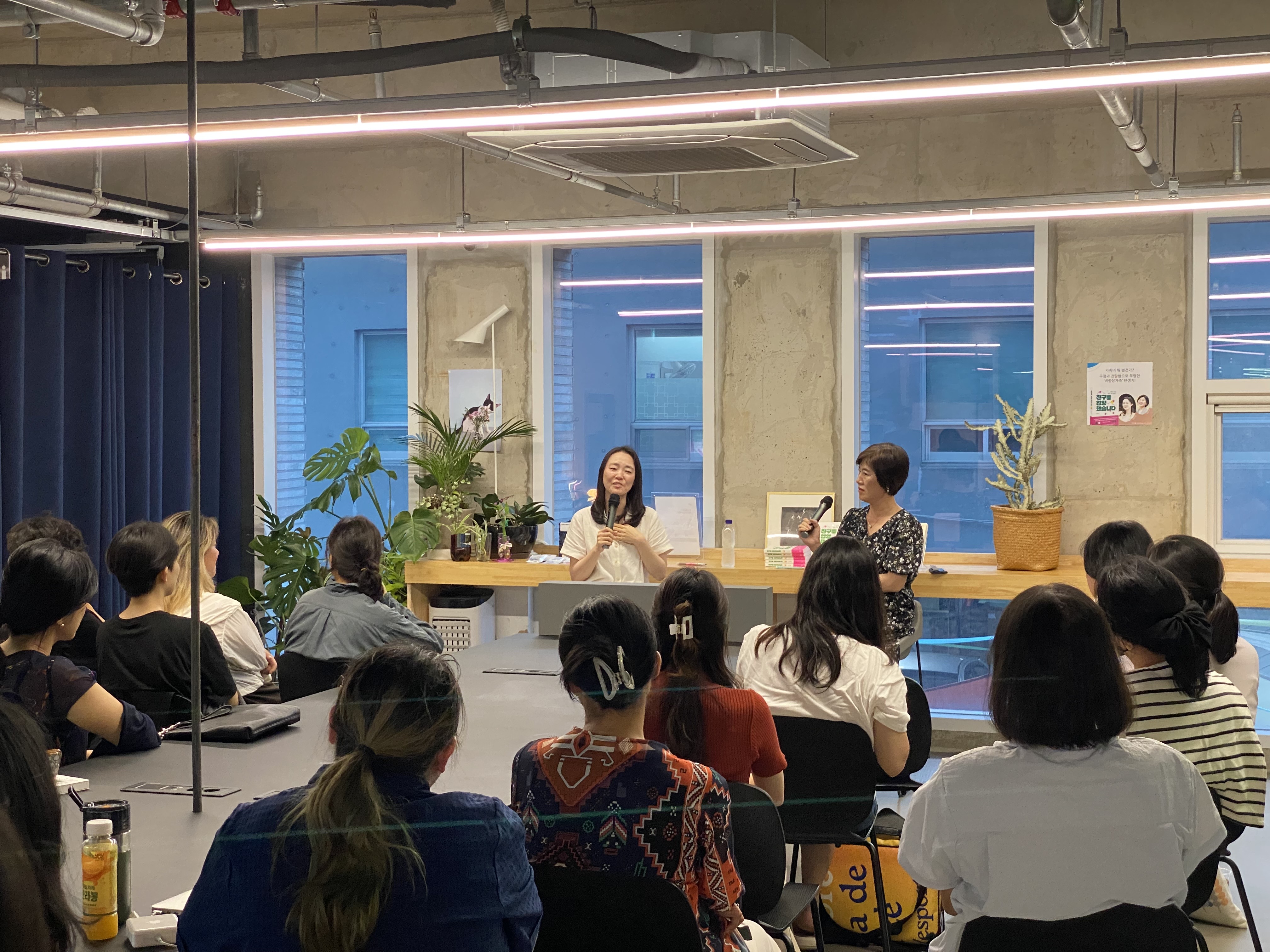 3-6. Eun Seo-Ran talking at a book talk event in South Korea (provided by Eun Seo-Ran)