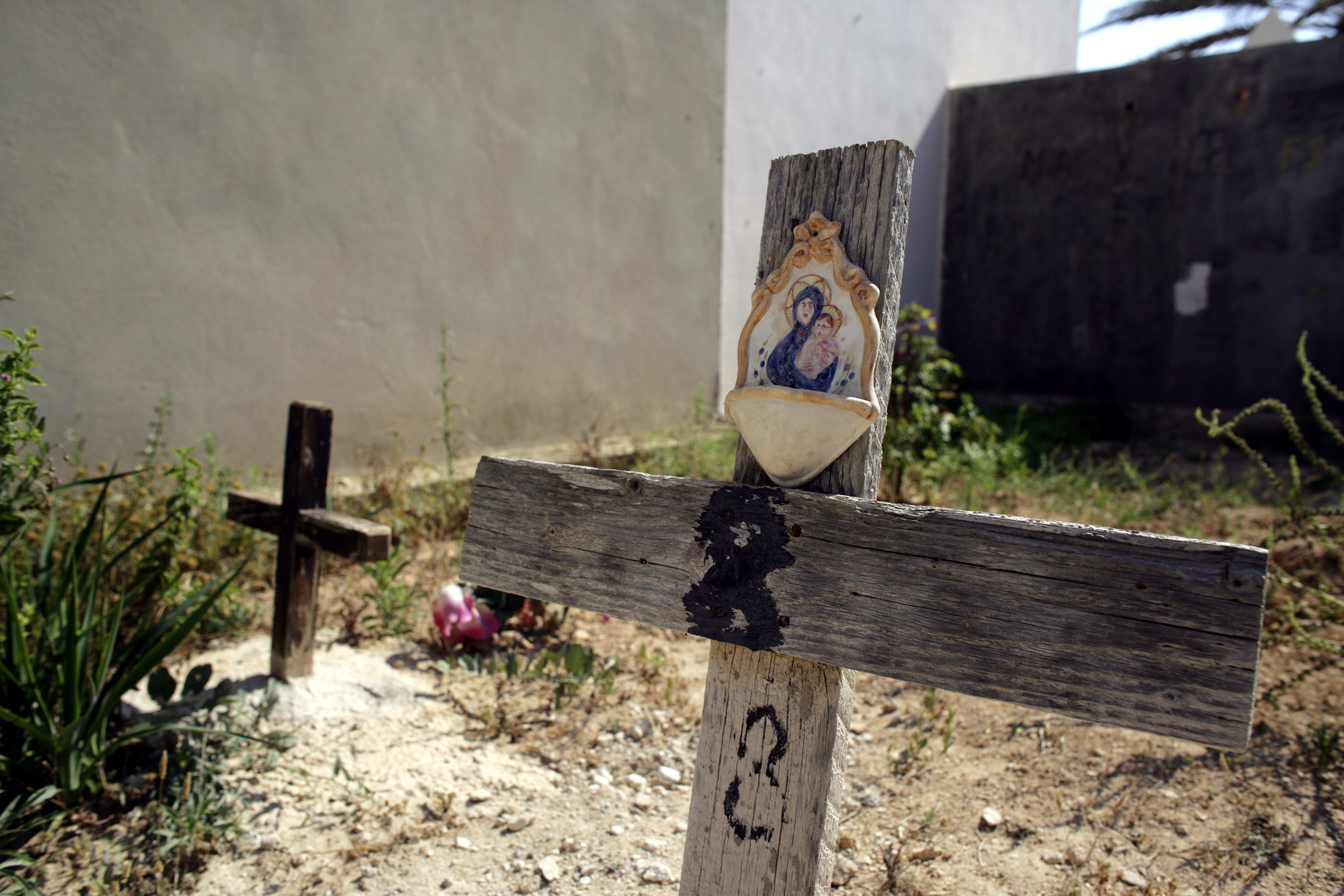 Lampedusa graveyard 2005