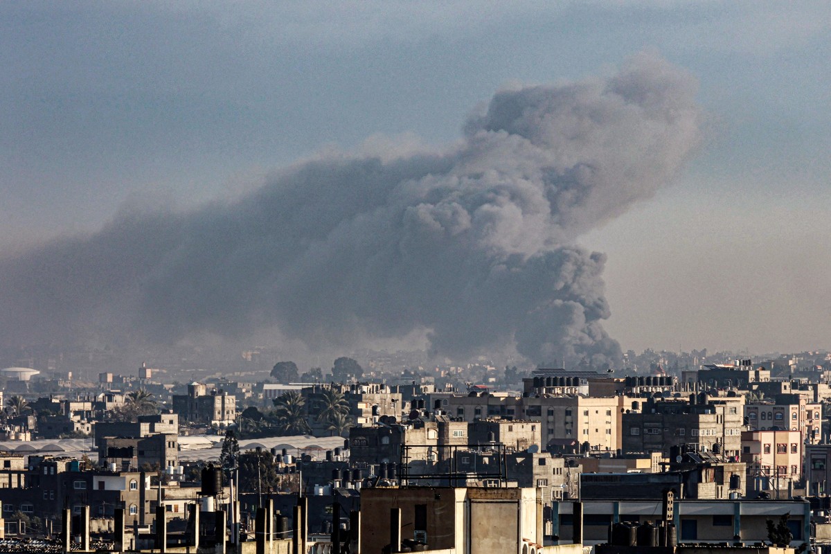 Smoke rises during an Israeli ground offensive in Khan Younis