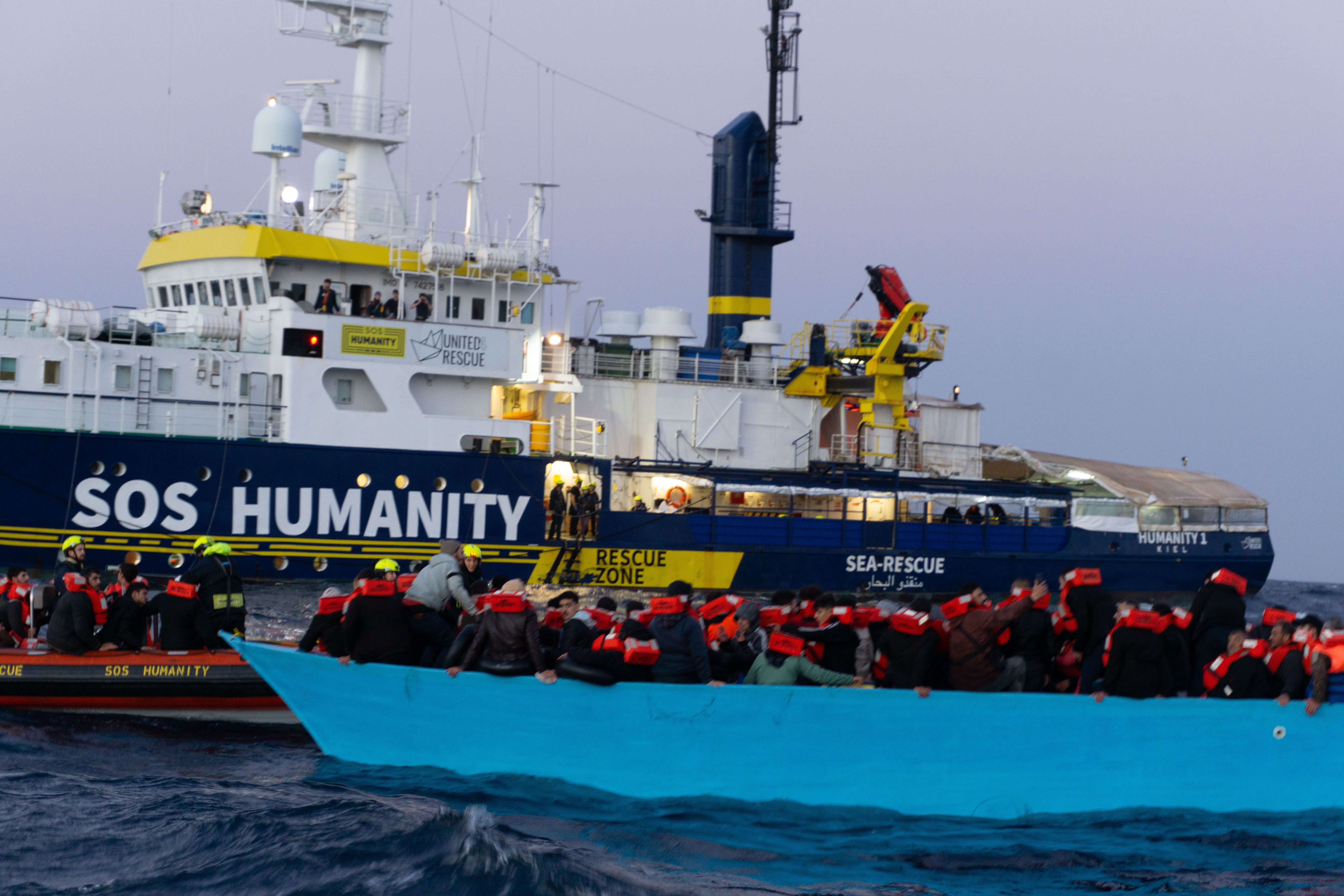 126 refugees rescued in the Mediterranean