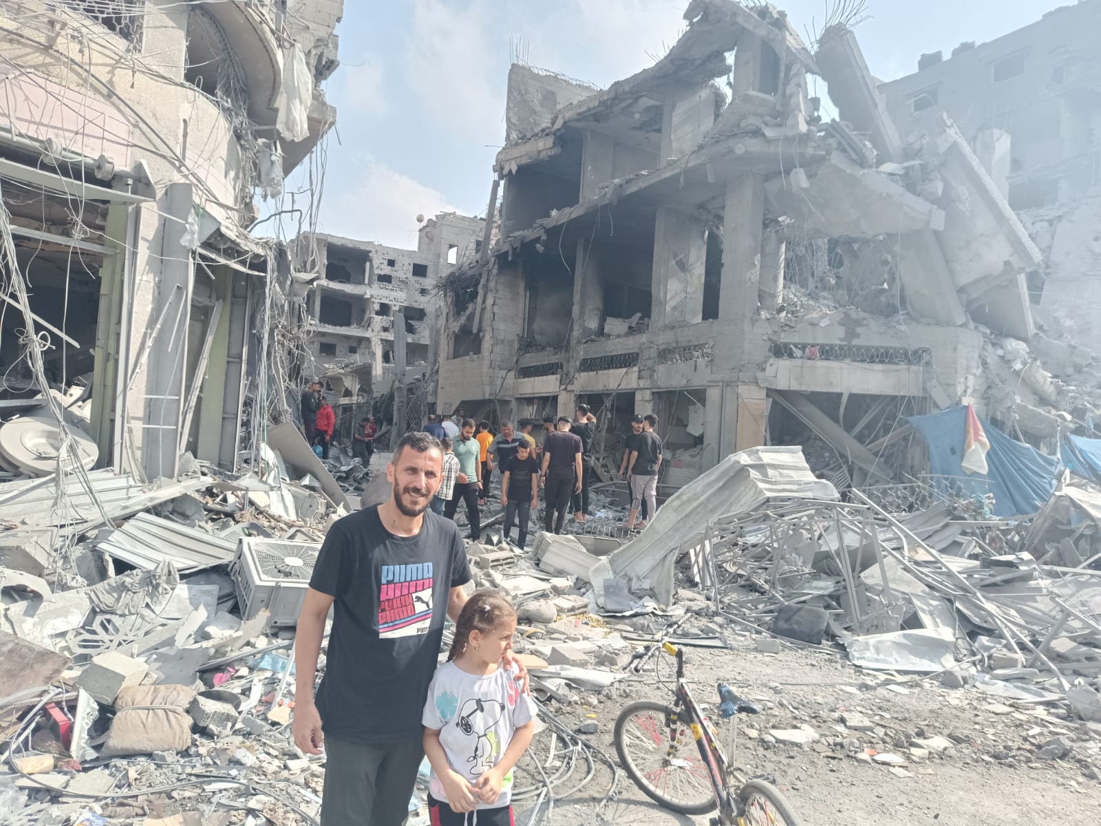 Alhamadni's brother, Suhail Alhamadni, and his daughter Miral in Gaza in October 