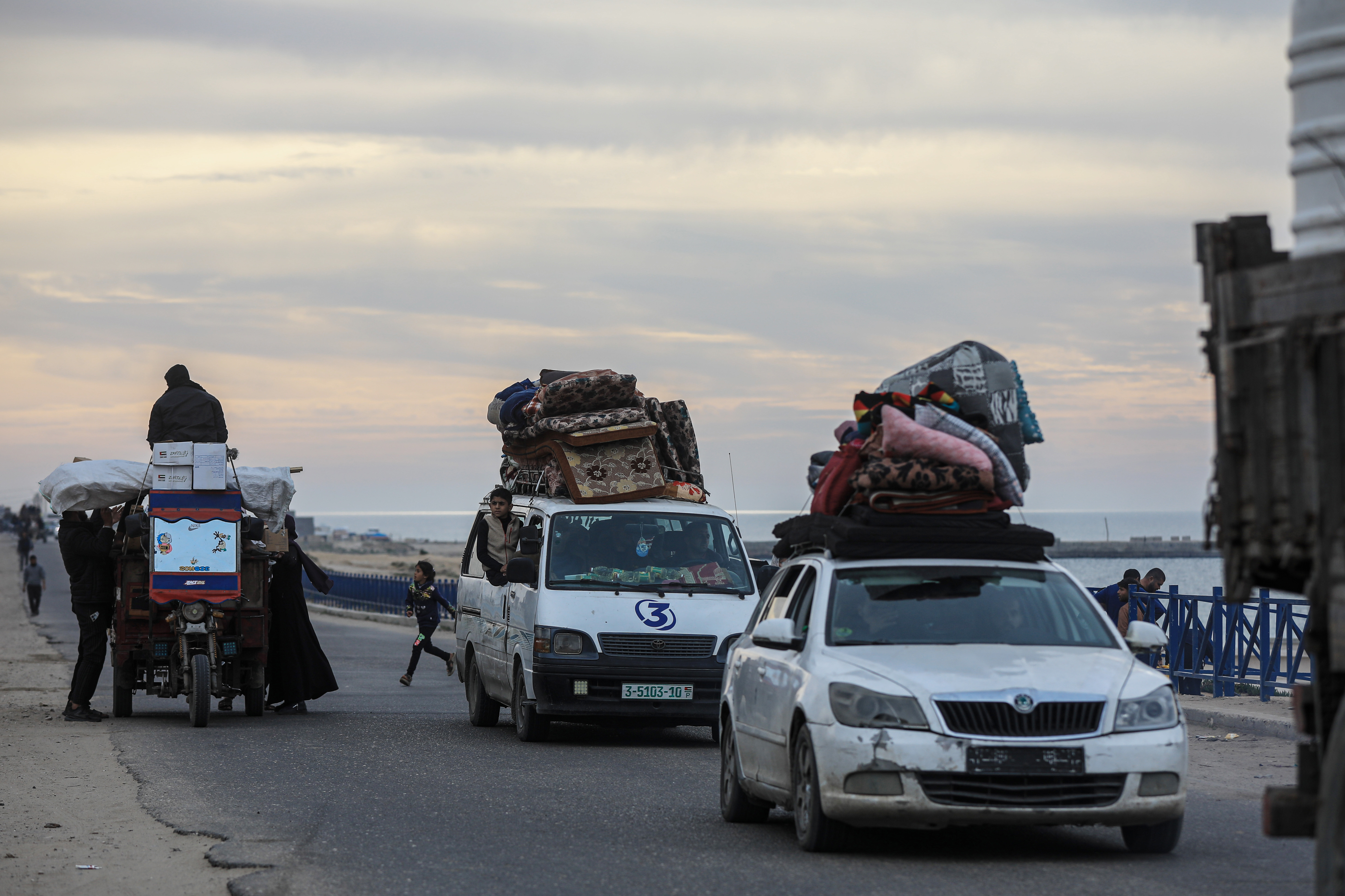 Hundreds flee in Gaza