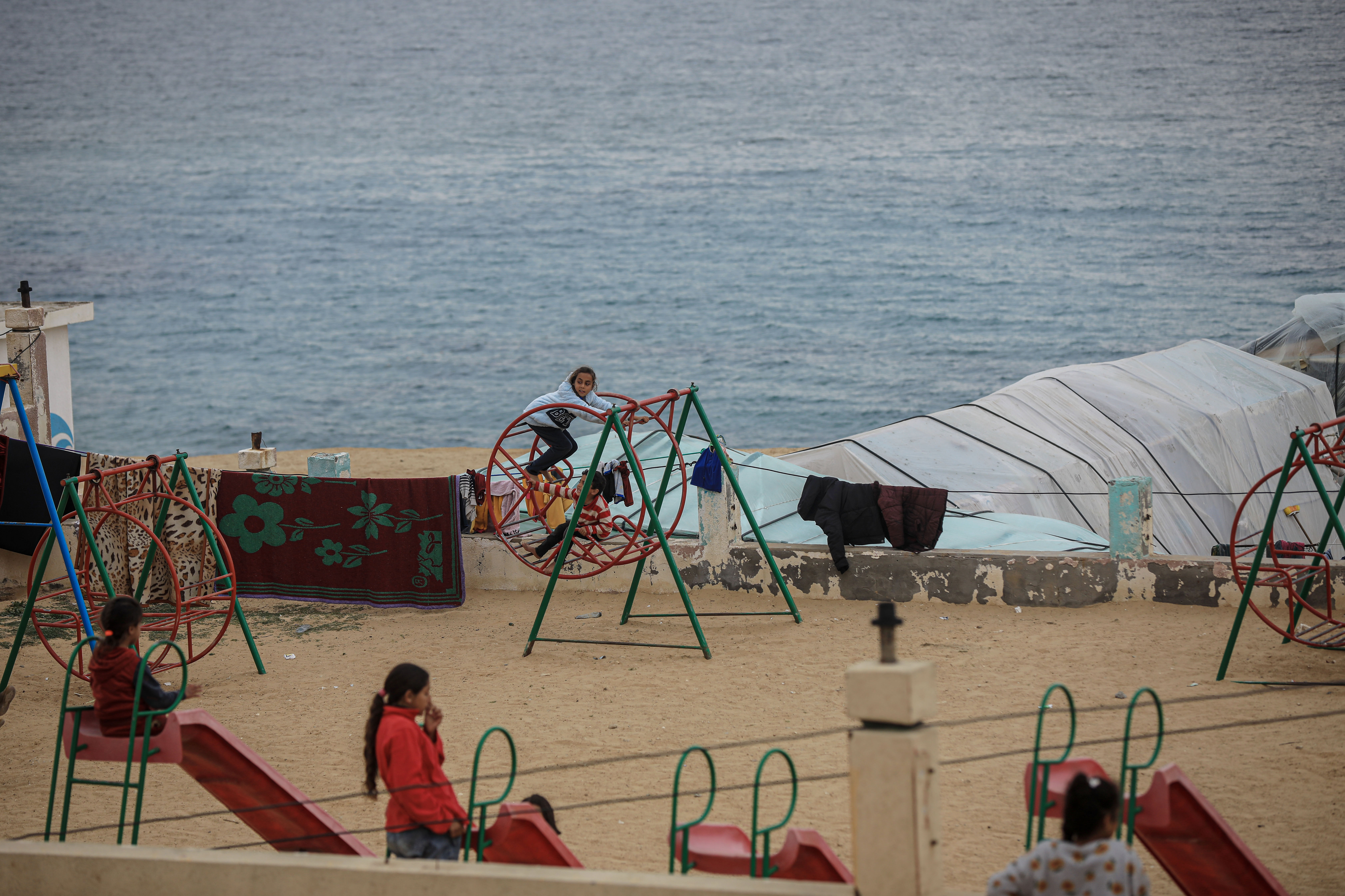 Hundreds flee in Gaza