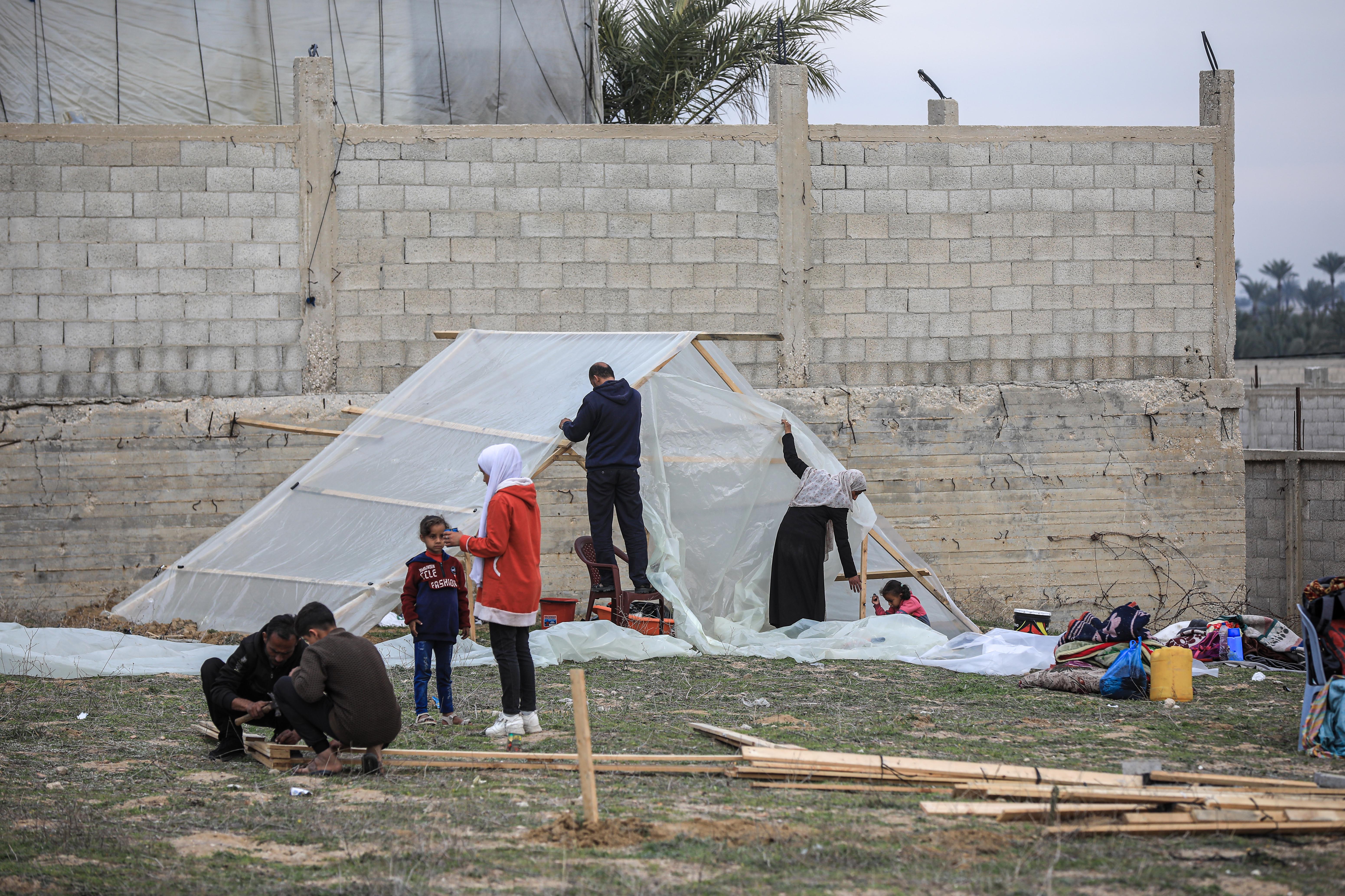 Hundreds flee in Gaza