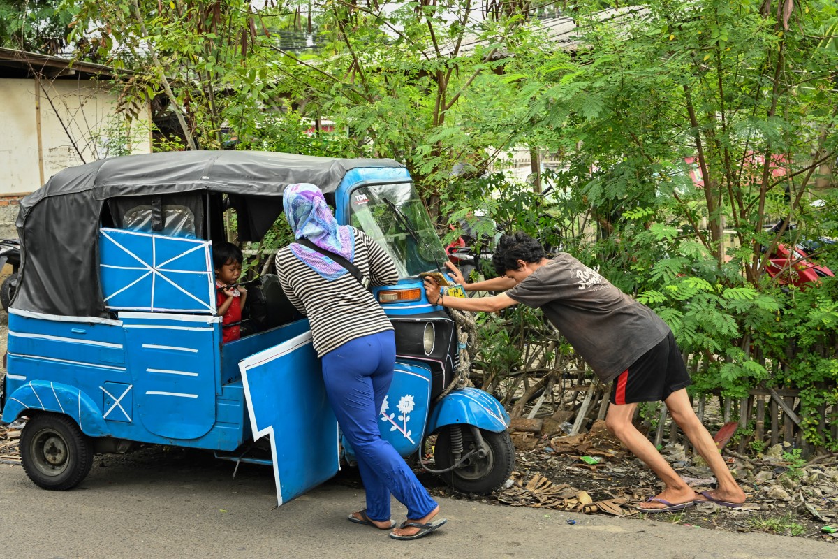 shows Bajaj driver and single mother Ekawati, who plies her three-wheeled taxi in a profession overwhelmingly dominated by men