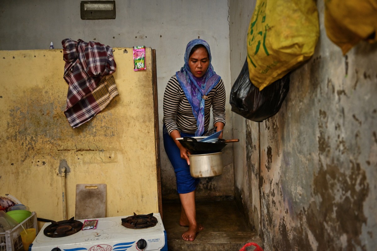 shows Bajaj driver and single mother Ekawati, who plies her three-wheeled taxi in a profession overwhelmingly dominated by men