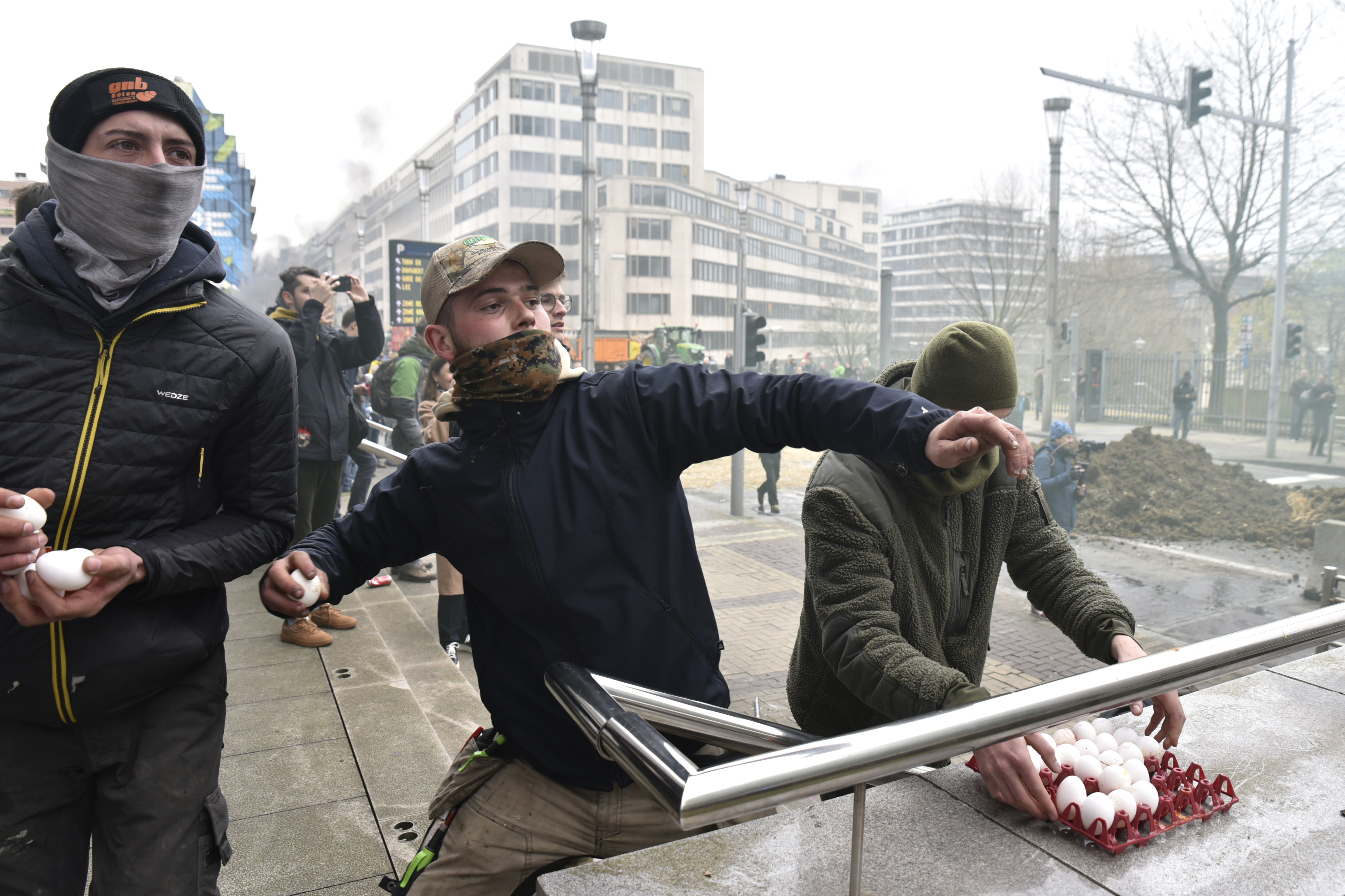 Farmers again block Brussels to protest EU policies