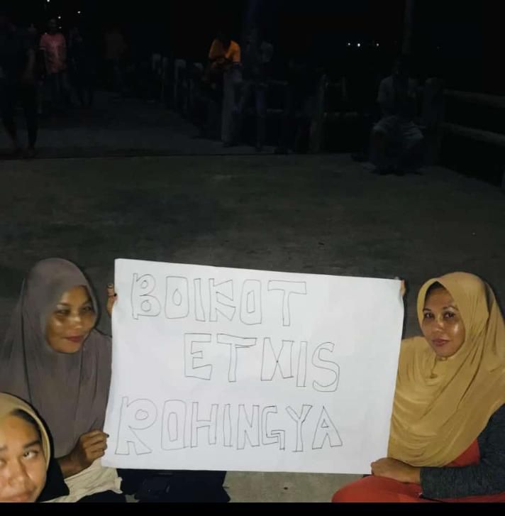 Some people in Aceh came out to oppose the refugees’ arrival. The sign reads ‘Boycott Rohingya’ [Courtesy of KontraS Aceh]