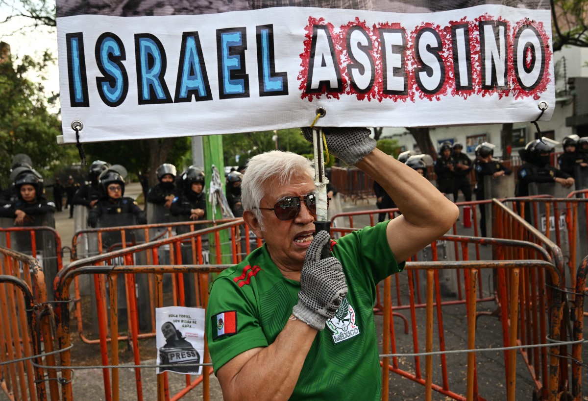 Demonstrators clash with the police during a pro-Palestinian rally called "Urgent action for Rafah"