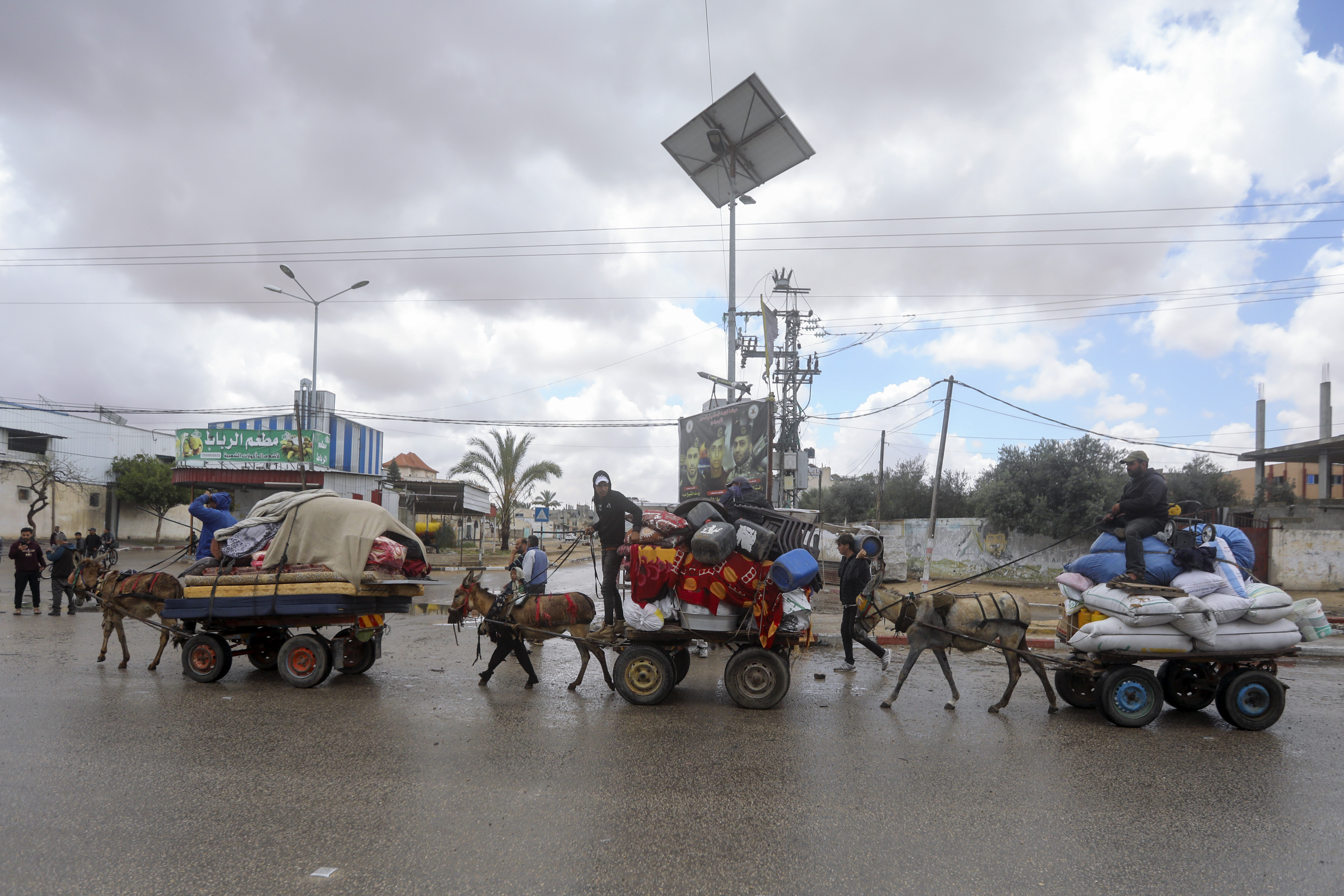 People flee the eastern parts of Rafah