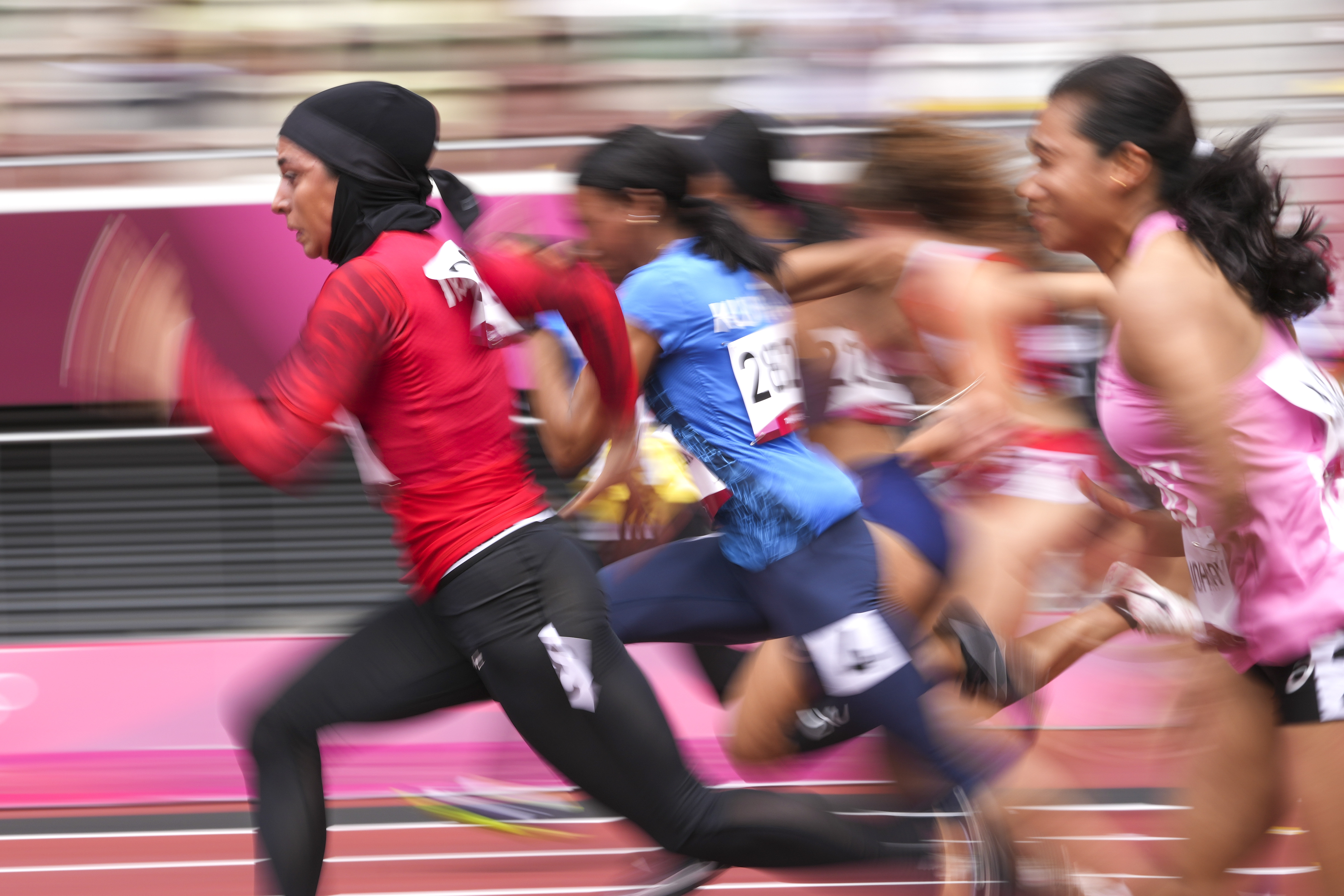 Women sprinter Farzaneh Fasihi leading race.