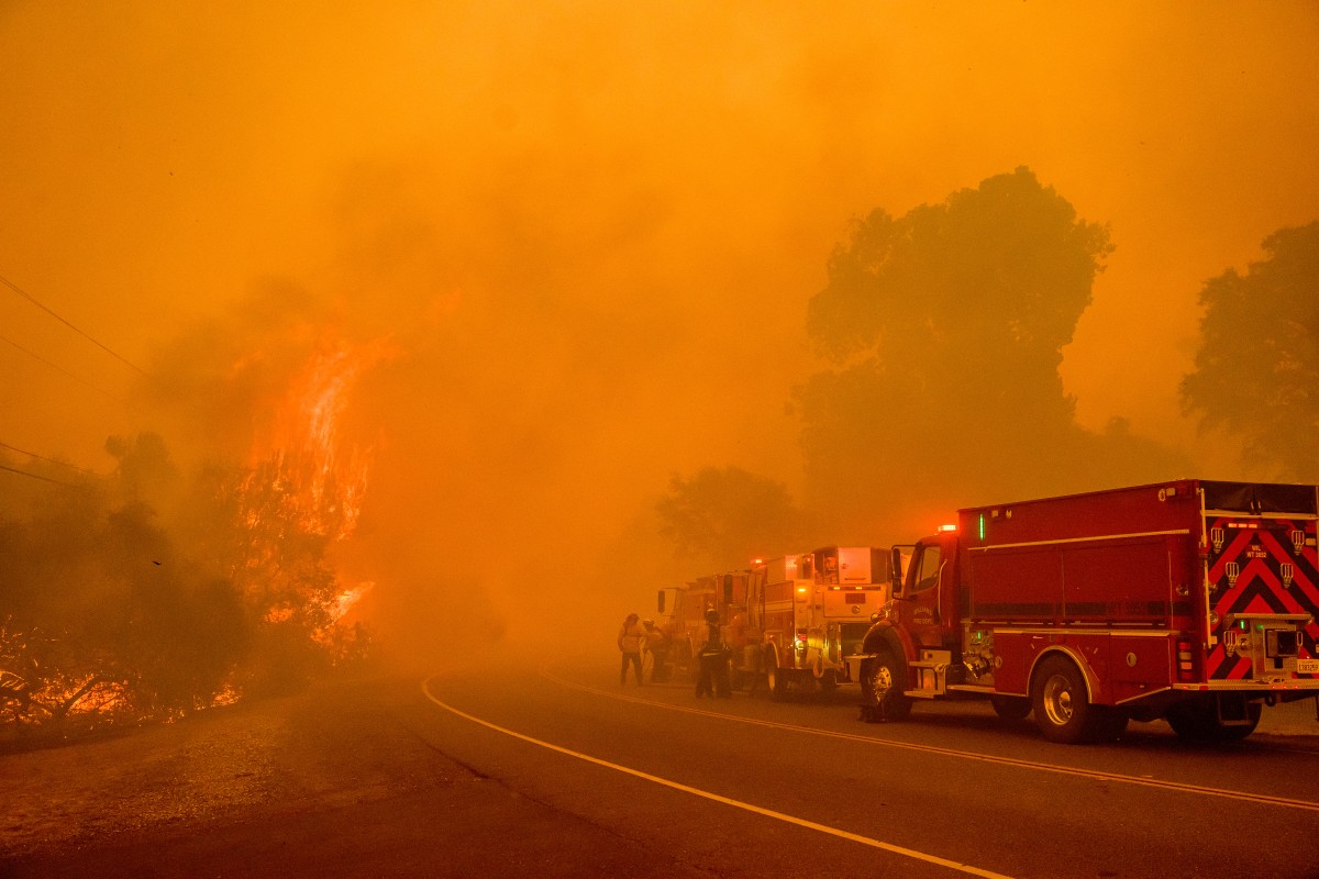 Thousands told to flee raging California wildfire