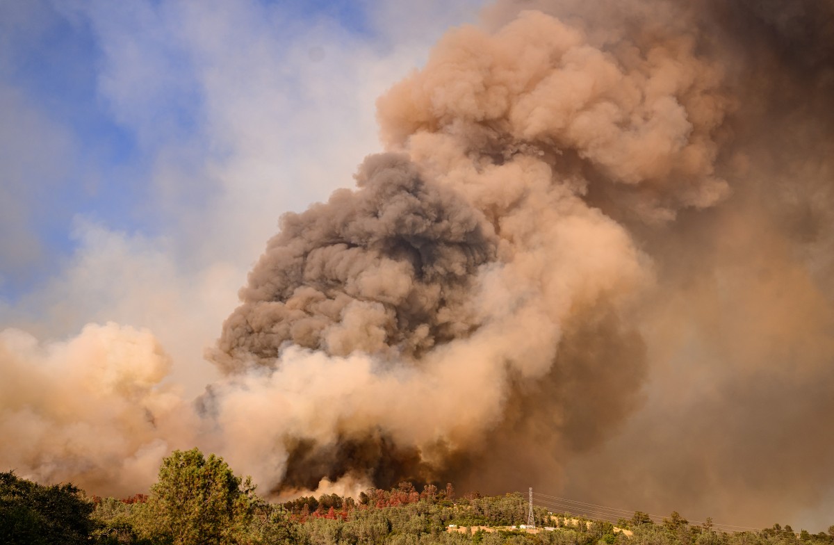 Thousands told to flee raging California wildfire