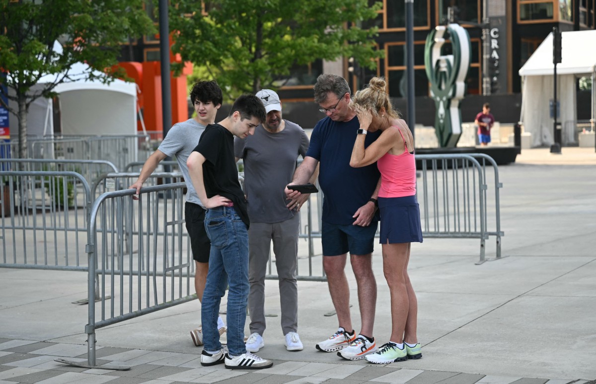 Bloodied Trump survives assassination bid