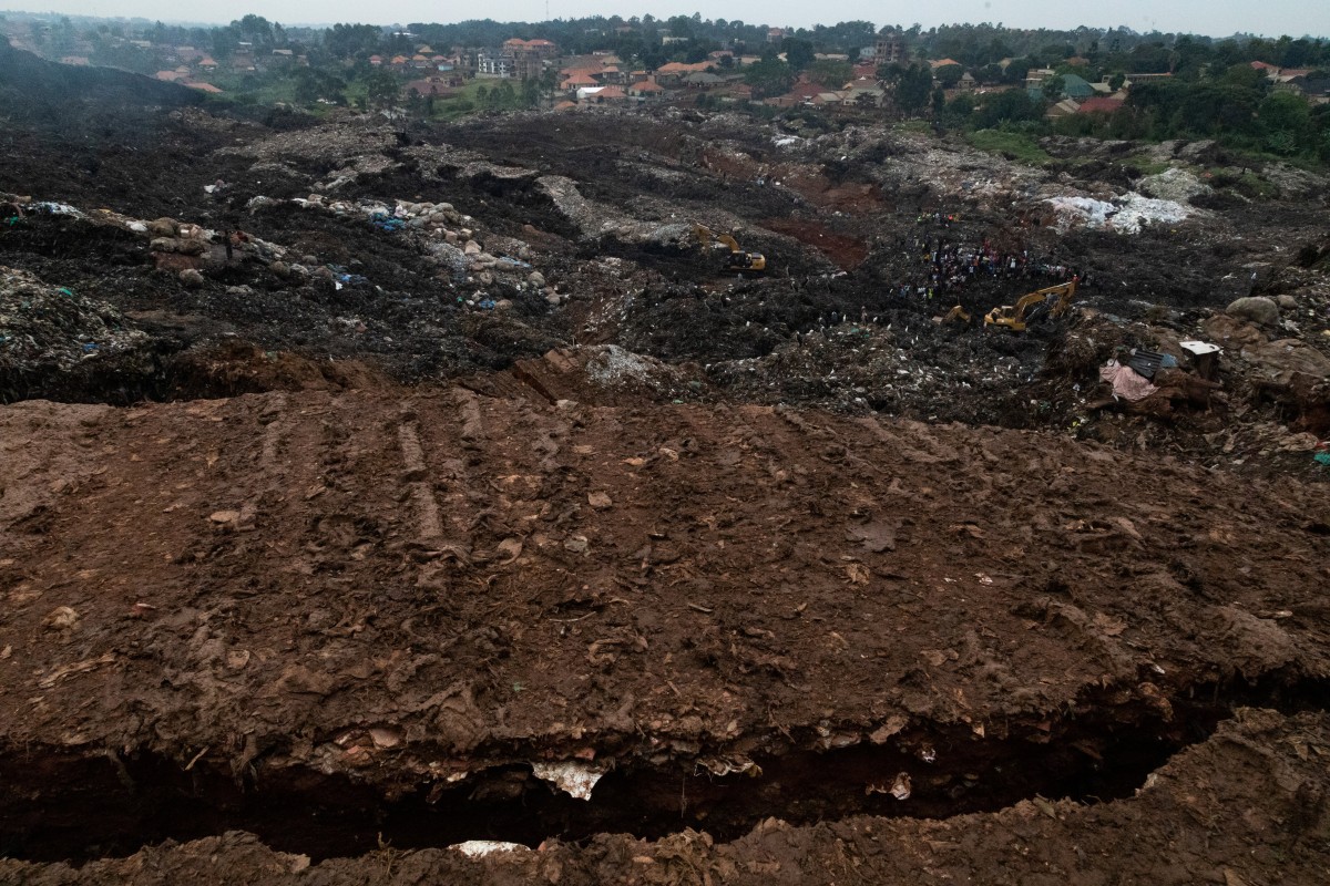 A crack is seen in a landfill following the collapse in Kampala on August 10, 2024. - Eight people including two children were killed when mountains of garbage collapsed at a landfill in the Ugandan capital Kampala on August 10, the city authority said. (Photo by BADRU KATUMBA / AFP)