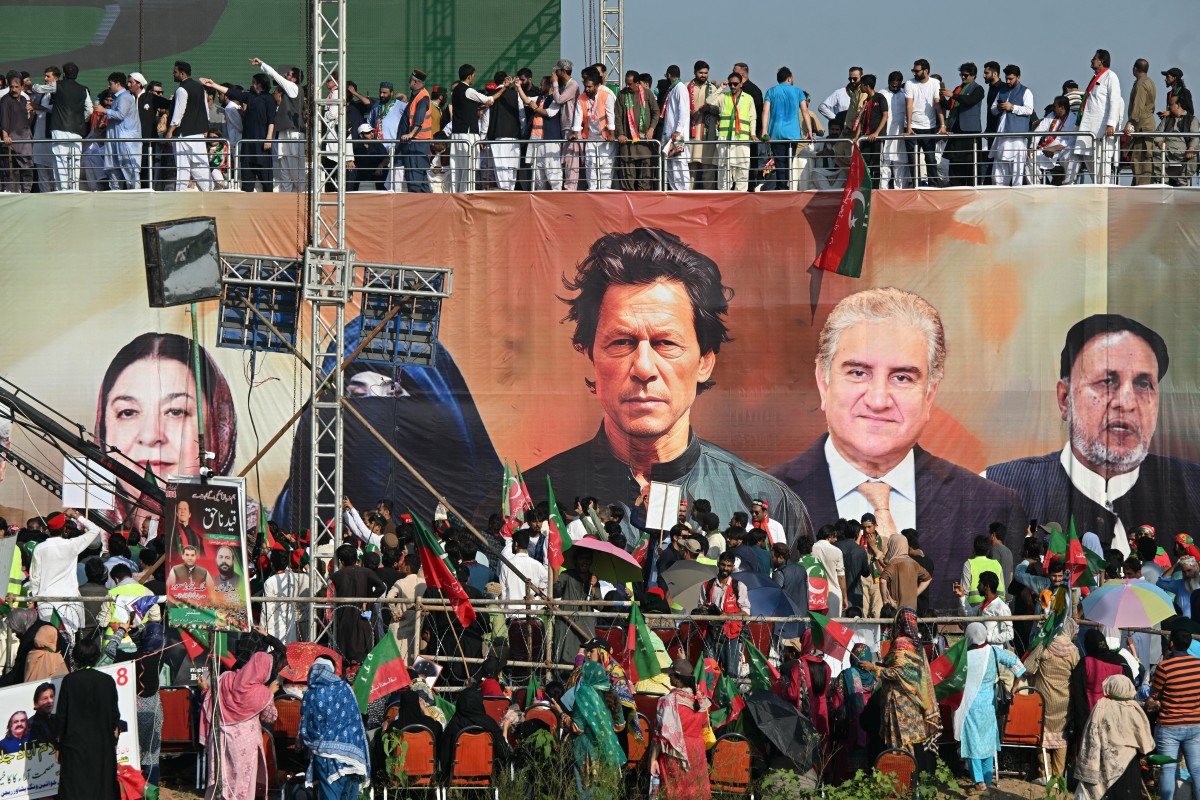 Thousands defy roadblocks in rally for Pakistan ex-PM Khan