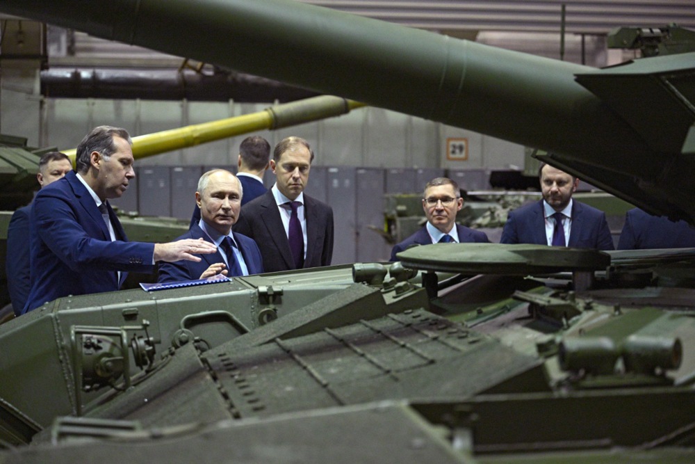 epa11155346 Russian President Vladimir Putin (2-L), accompanied by Uralvagonzavod CEO Alexander Potapov (L), visits the Uralvagonzavod research and production corporation, a Russian state-owned company and the country's largest producer of tanks, in Nizhny Tagil, Sverdlovsk region, Russia, 15 February 2024. EPA-EFE/RAMIL SITDIKOV / SPUTNIK / KREMLIN POOL MANDATORY CREDIT