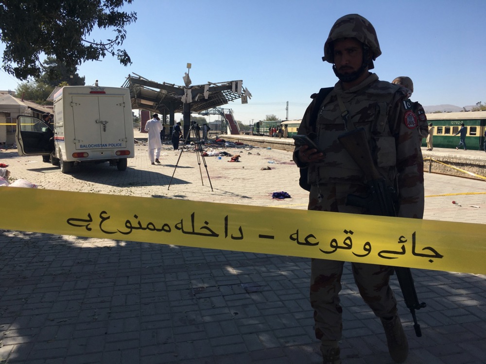 Pakistani security officials inspect the scene of a blast at a railway station in Quetta, the provincial capital of Balochistan province, Pakistan, 09 November 2024 [EPA-EFE/Fayyaz Ahmed]