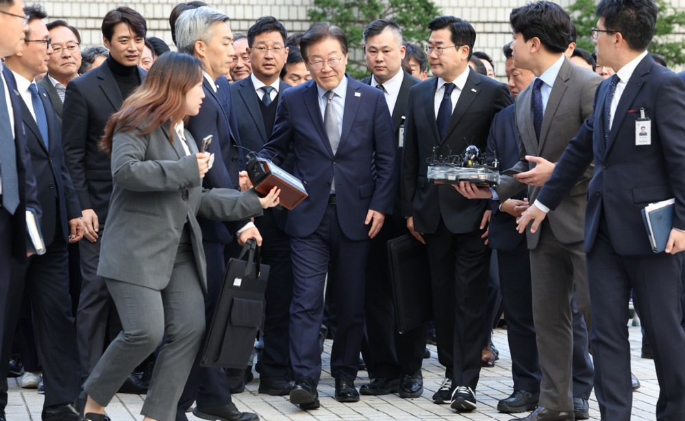 epa11721997 Lee Jae-myung (C), leader of the main opposition Democratic Party (DP), arrives at the Seoul Central District Court in Seoul, South Korea, 15 November 2024, to attend a verdict on his alleged election law violations for making false statements during the 2022 presidential campaign as the DP candidate. EPA-EFE/YONHAP SOUTH KOREA OUT