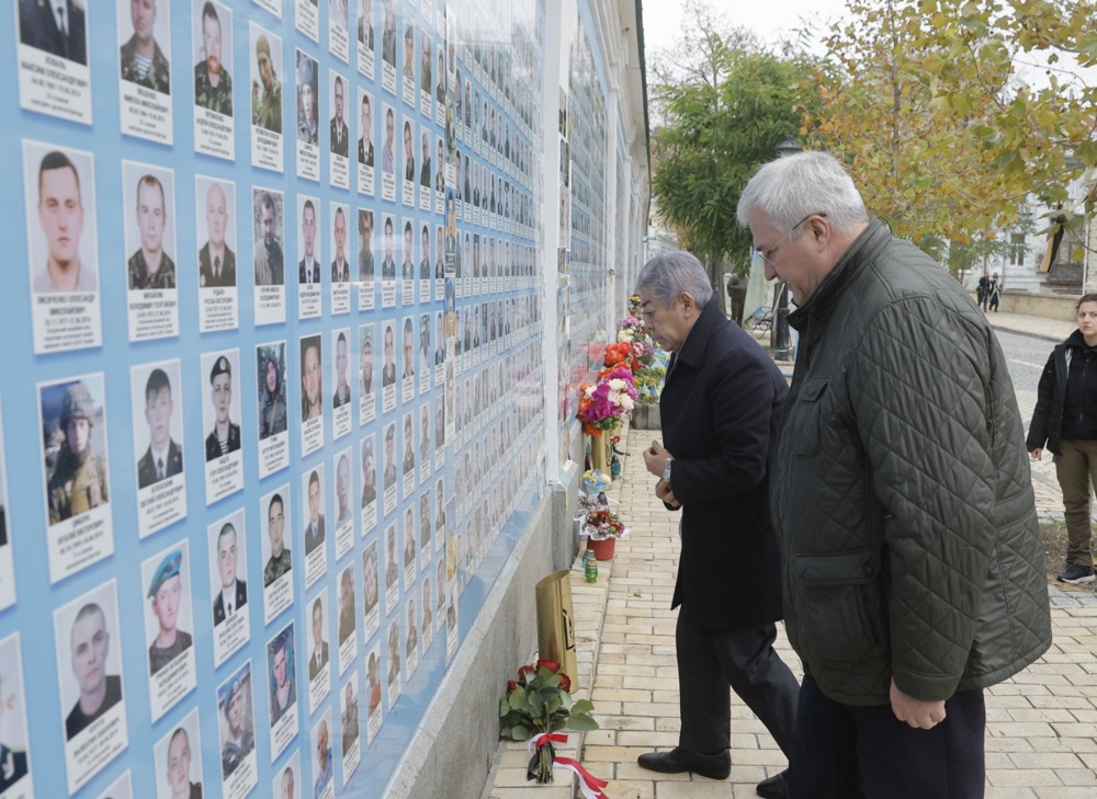 epa11724238 Japanese Foreign Minister Takeshi Iwaya (L) and Ukrainian Foreign Minister Andrii Sybiha (R) visit the Memory Wall of the Fallen Defenders of Ukraine to pay their respects and lay flowers in Kyiv, Ukraine, 16 November 2024. The Japanese Foreign minister arrived in Kyiv to meet with top Ukrainian officials amid the ongoing Russian invasion. EPA-EFE/SERGEY DOLZHENKO