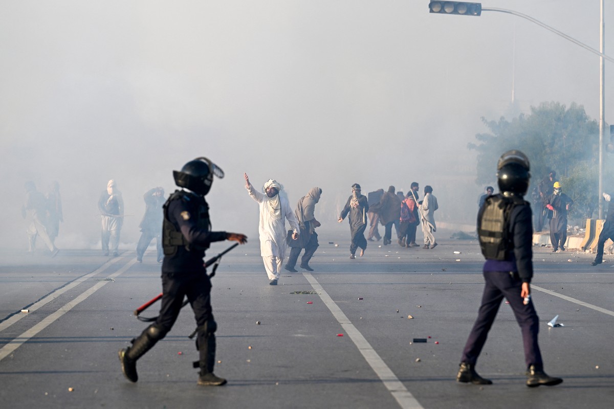 Imran Khan supporters breach lockdown in Pakistani capital