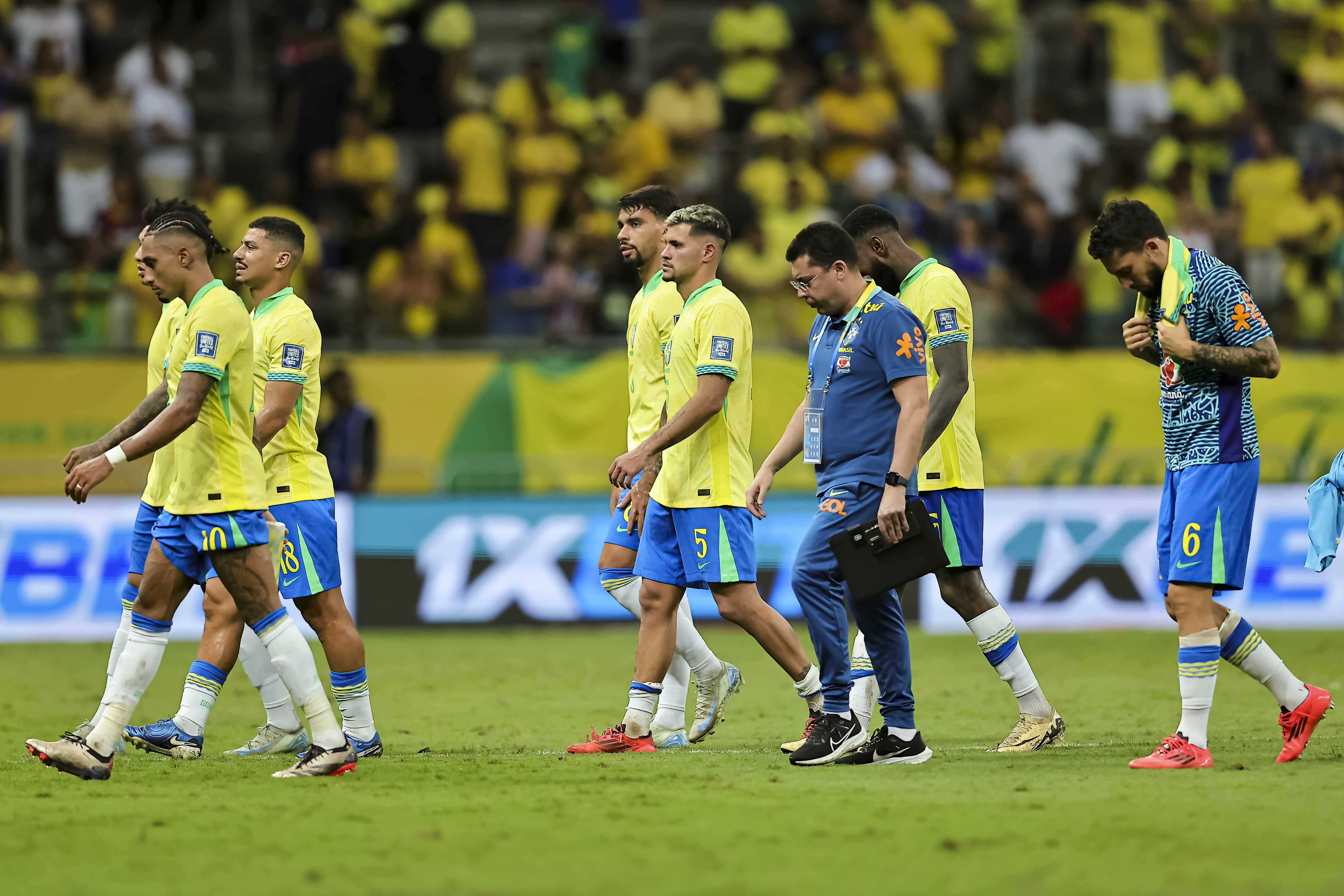 SALVADOR, BRAZIL - NOVEMBER 19: Bruno Guimaraes of Brazil (C) leaves the field with his teammates after the FIFA World Cup 2026 Qualifier match between Brazil and Uruguay at Arena Fonte Nova on November 19, 2024 in Salvador, Brazil. (Photo by Heuler Andrey/Eurasia Sport Images/Getty Images)