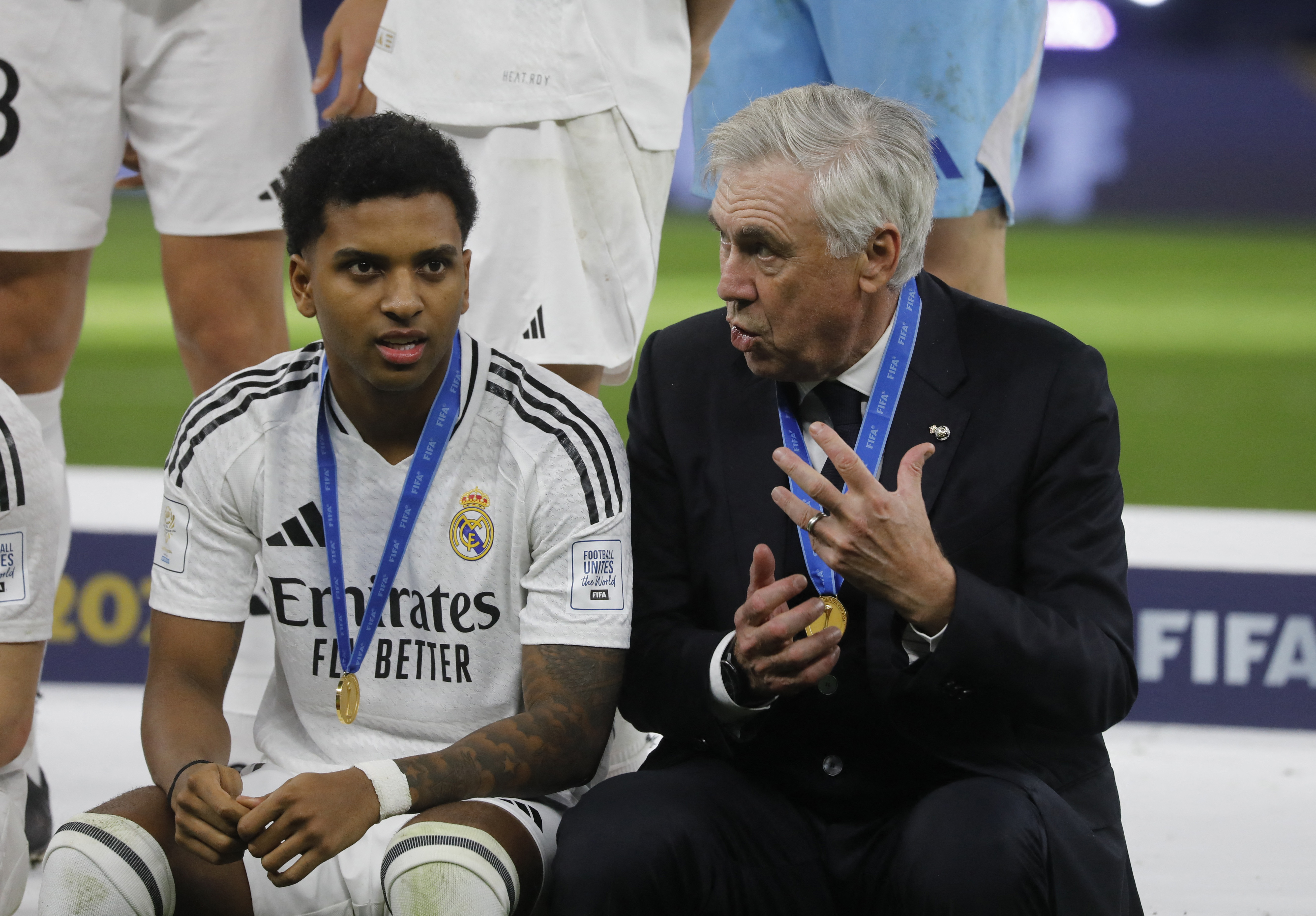 Soccer Football - Intercontinental Cup - Final - Real Madrid v Pachuca - Lusail Stadium, Lusail, Qatar - December 18, 2024 Real Madrid coach Carlo Ancelotti talks to Rodrygo after winning the Intercontinental Cup REUTERS/Ibraheem Abu Mustafa
