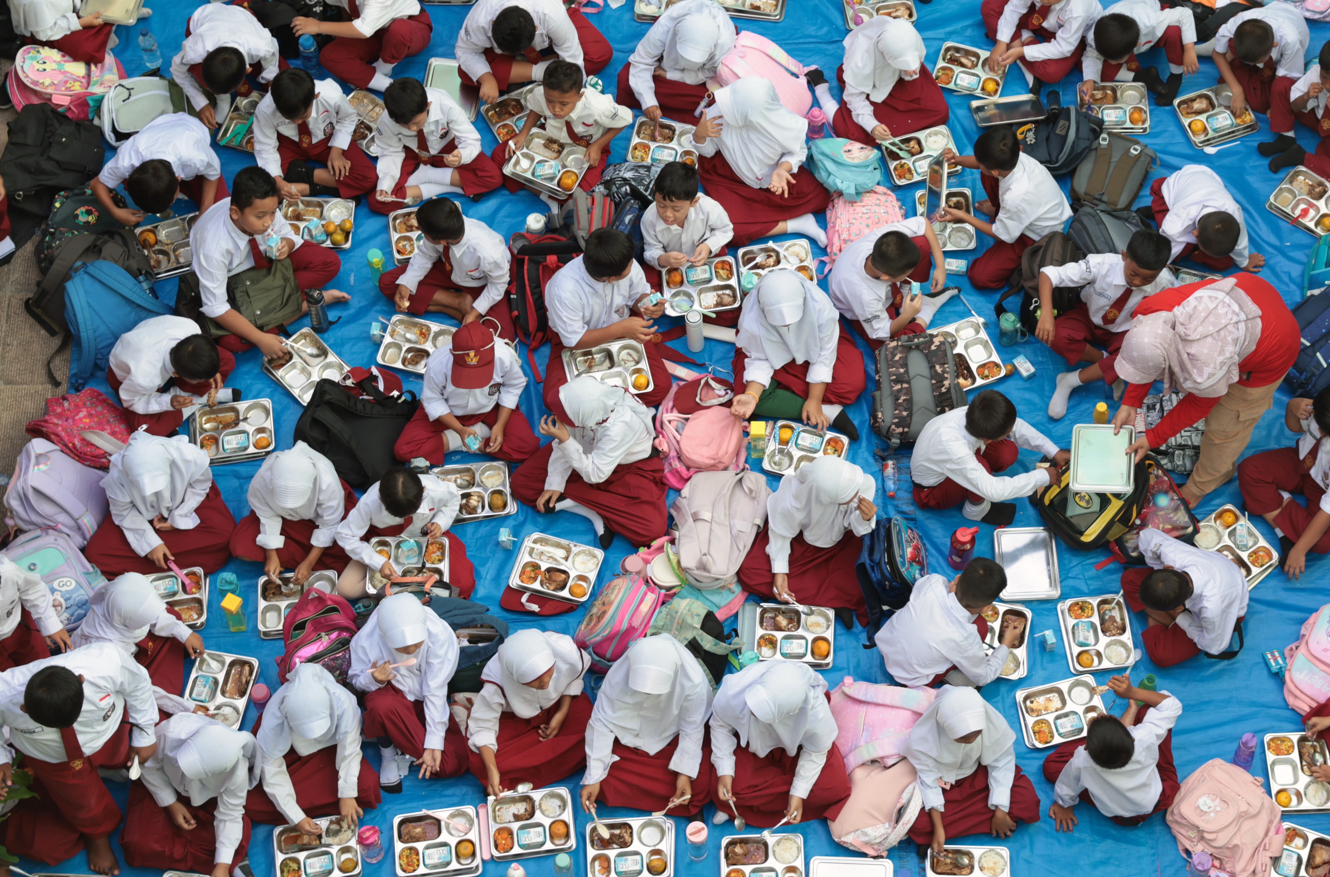 Elementary school students eat free meals