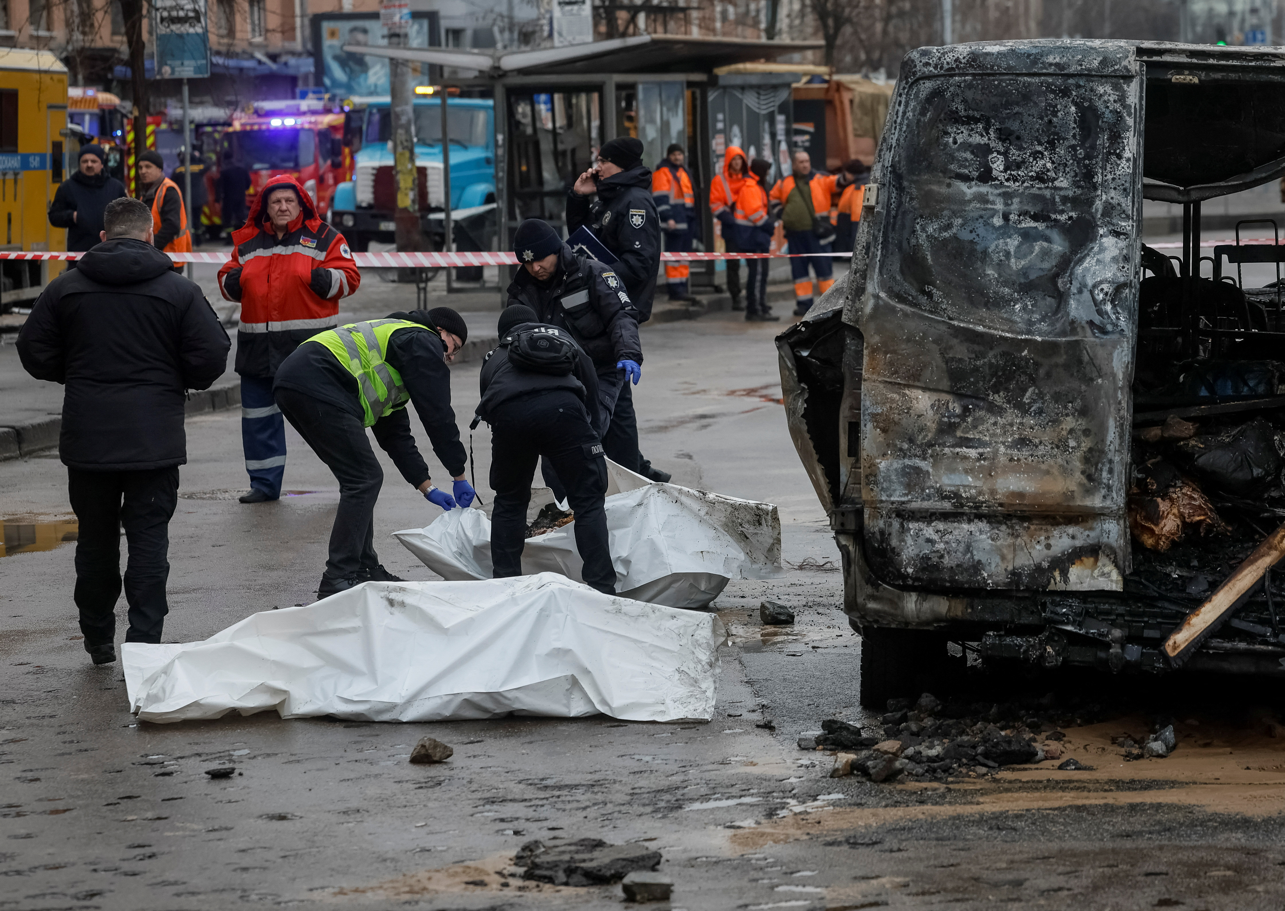 SENSITIVE MATERIAL. THIS IMAGE MAY OFFEND OR DISTURB Police officers close a bag with the body of a person killed by Russian missile strikes, amid Russia's attack on Ukraine, in Kyiv, Ukraine January 18, 2025. REUTERS/Gleb Garanich