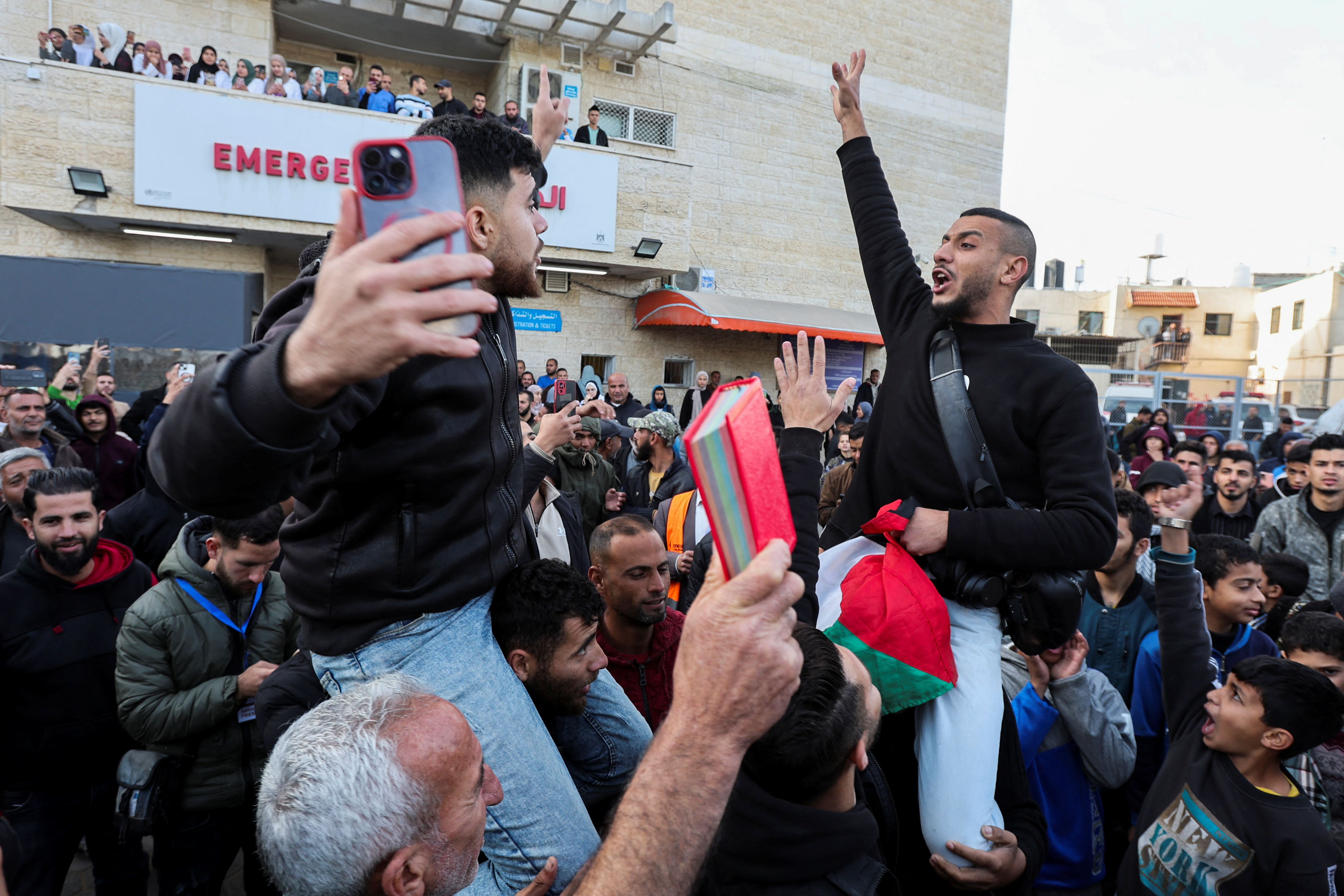 Palestinians celebrate despite an Israeli delay in the ceasefire
