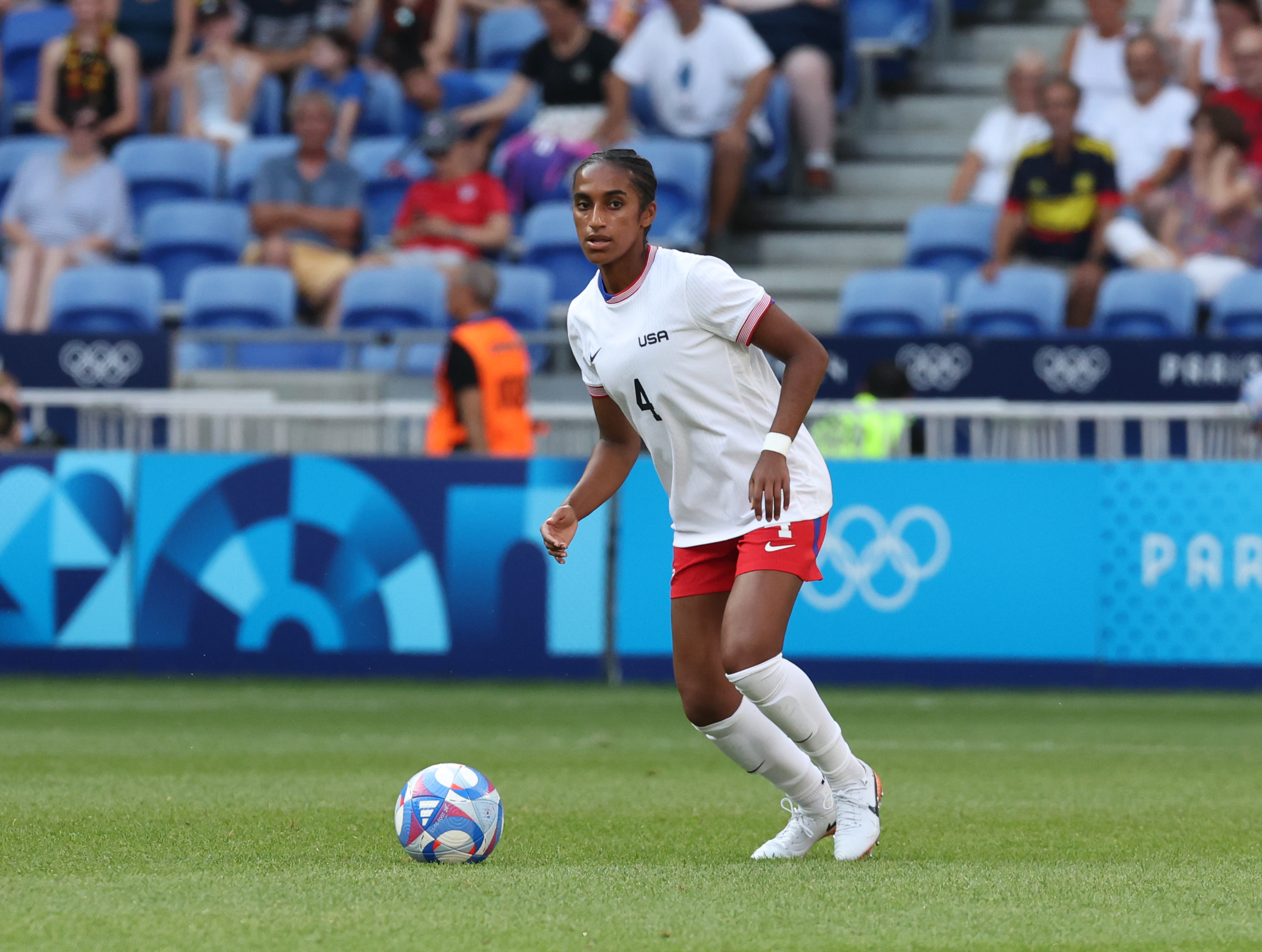 naomi Girma on field.