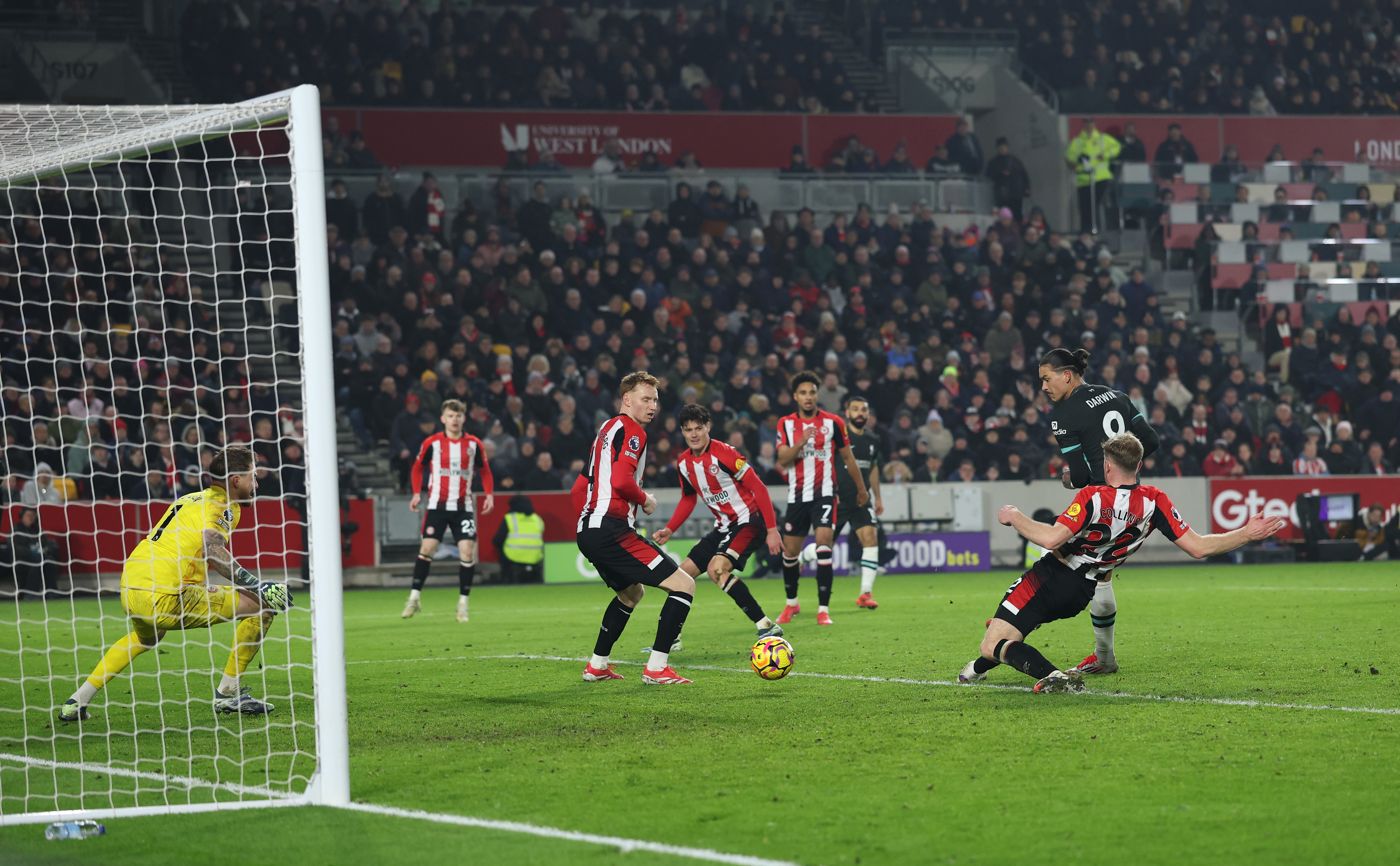 BRENTFORD, ENGLAND - JANUARY 18: Darwin Nunez of Liverpool scores his team's first goal past Mark Flekken of Brentford during the Premier League match between Brentford FC and Liverpool FC at Gtech Community Stadium on January 18, 2025 in Brentford, England. (Photo by Ryan Pierse/Getty Images)