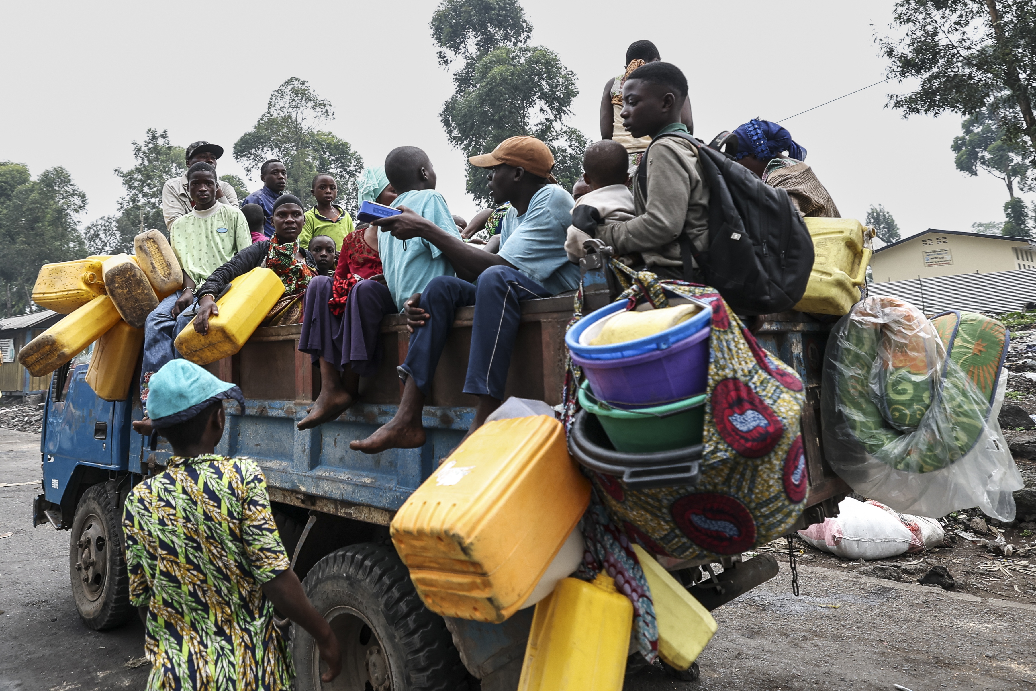 Goma residents race to bury 2,000 bodies from conflict