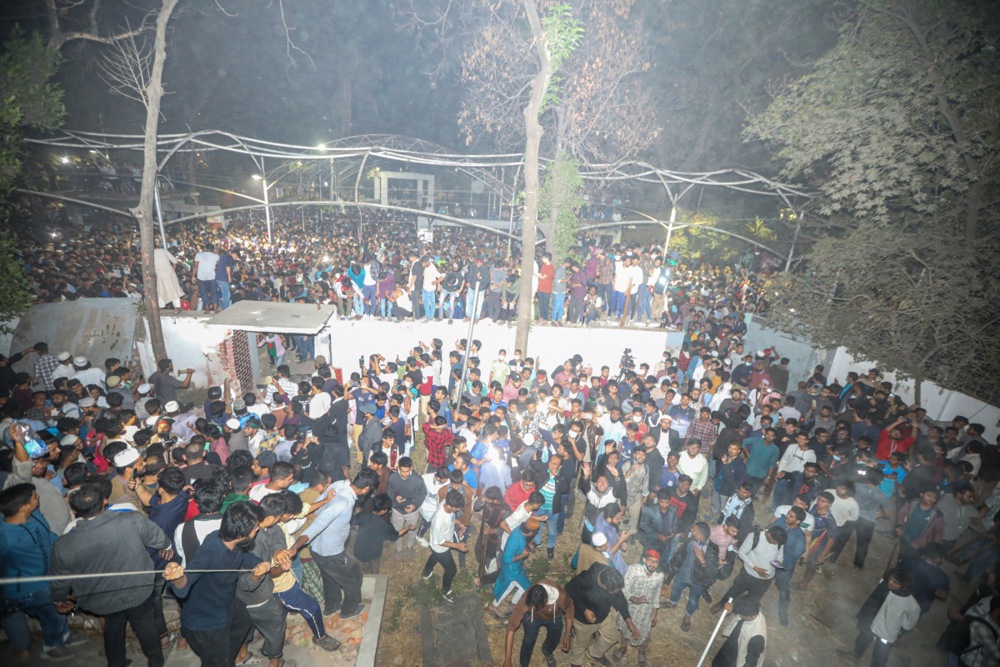 Descriptionepa11877329 A group of protesters inside Sheikh Mujibur Rahman’s historic residence in Dhanmondi, Dhaka, Bangladesh, 05 February 2025. The mob gathered and vandalized the former residence of Sheikh Mujibur Rahman, father of ousted former prime minister Sheikh Hasina, following an online speech delivered by the latter addressing the banned student Bangladesh Chhatra League. EPA-EFE/MONIRUL ALAM