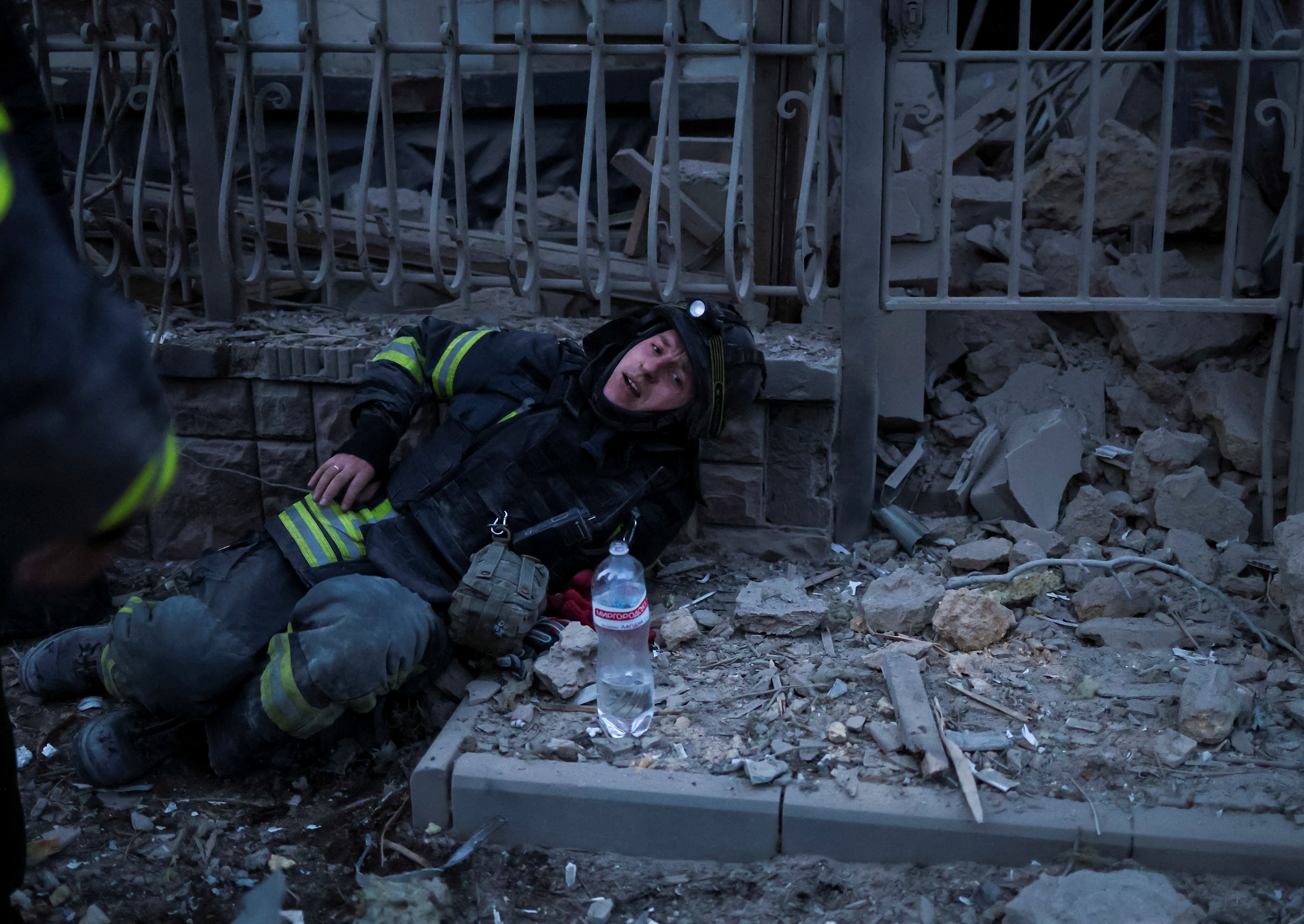 A rescuer rests after works at a site of apartment buildings hit by a Russian air strike, amid Russia's attack on Ukraine, in Kherson, Ukraine February 2, 2025. REUTERS/Ivan Antypenko TPX IMAGES OF THE DAY
