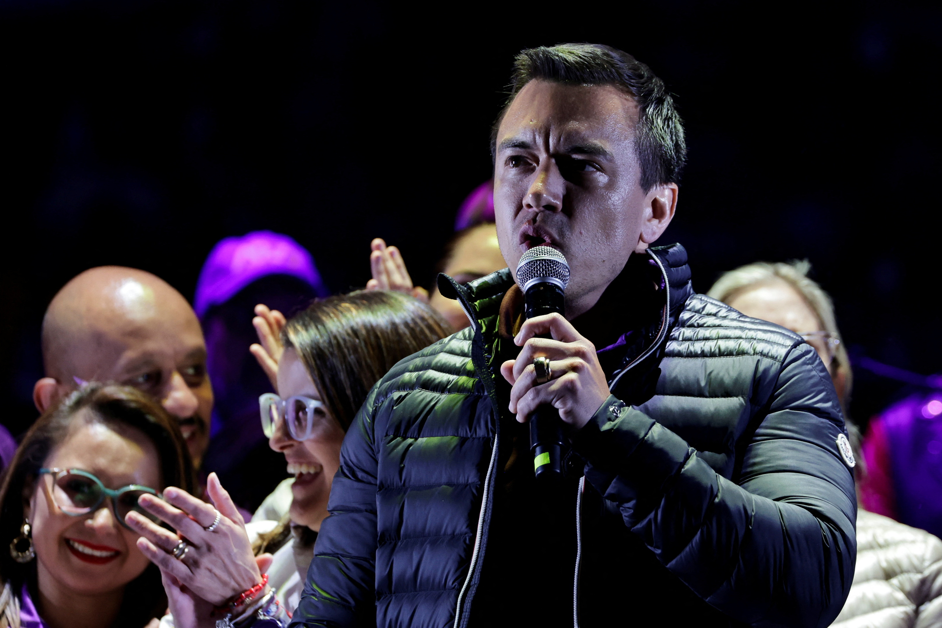 Daniel Noboa speaks into a microphone at a rally