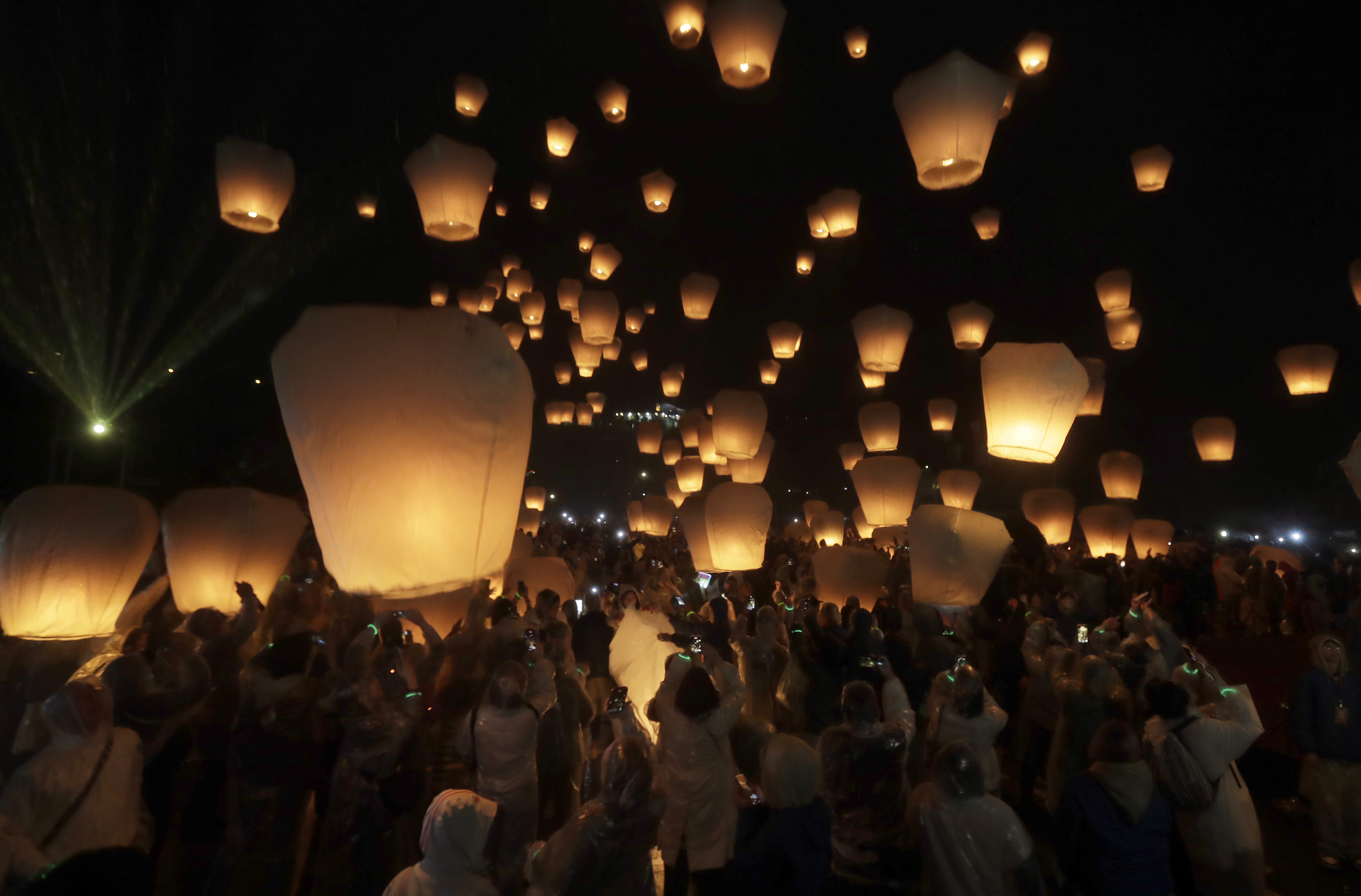 Thousands in Taiwan and China celebrate the Lantern Festival