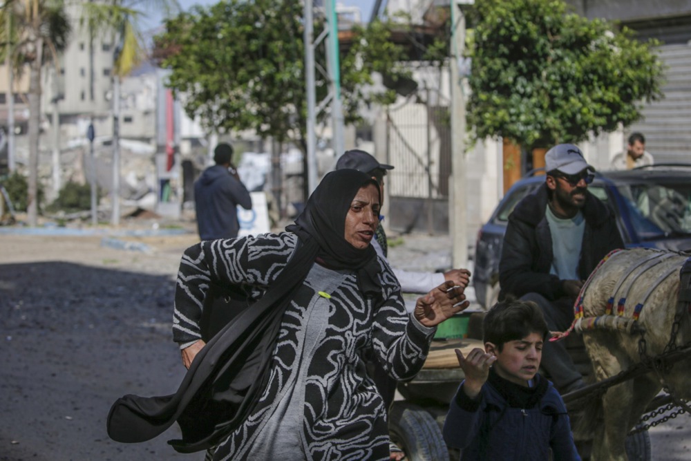 Displaced Palestinians flee an Israeli air raid in Gaza City