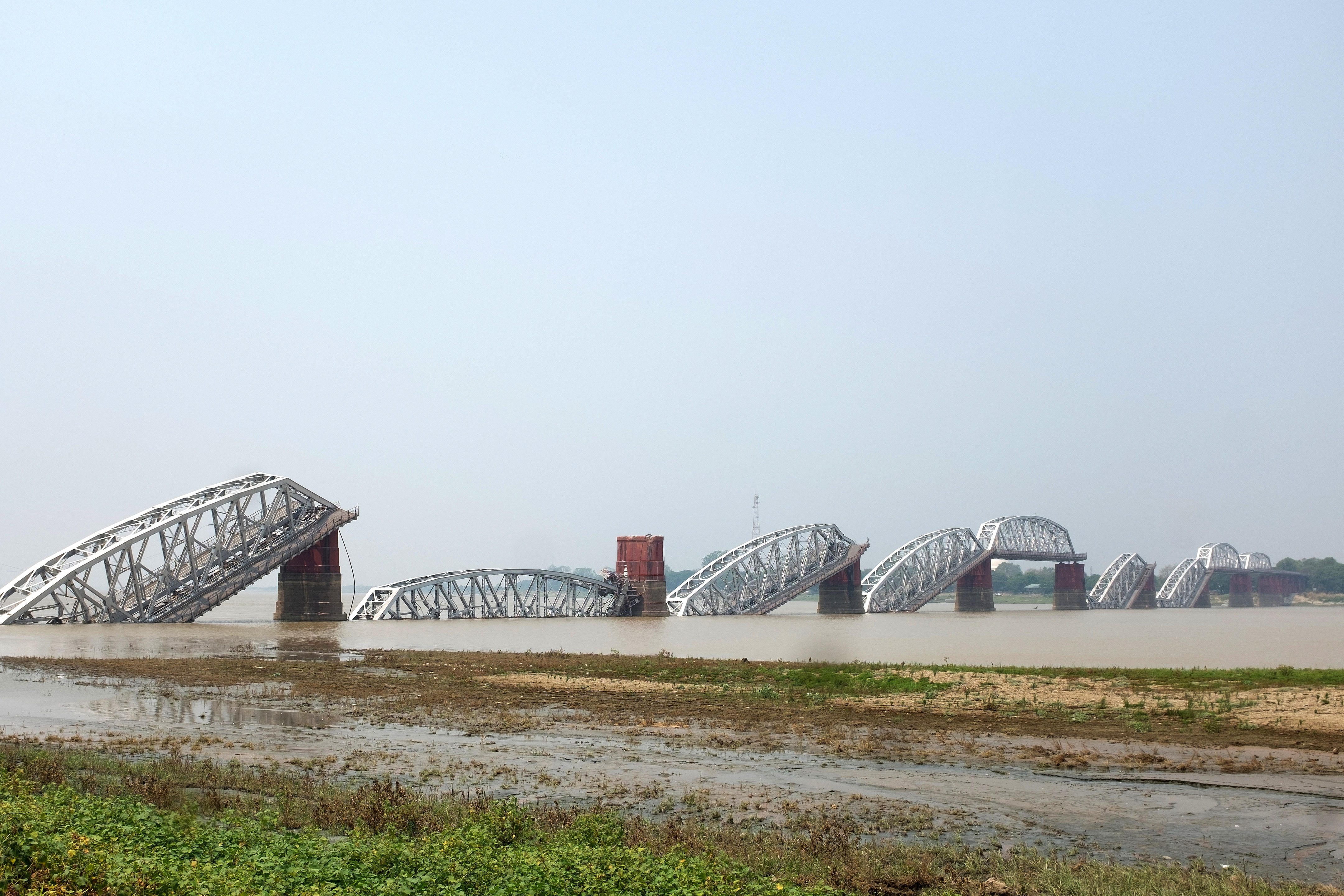 epa11996483 A view of the collapsed Ava Bridge following an earthquake in Mandalay, Myanmar, 29 March 2025. More than 1,000 people have been killed and thousands injured after a 7.7-magnitude earthquake struck the country on 28 March, according to the Myanmar government. EPA-EFE/STRINGER