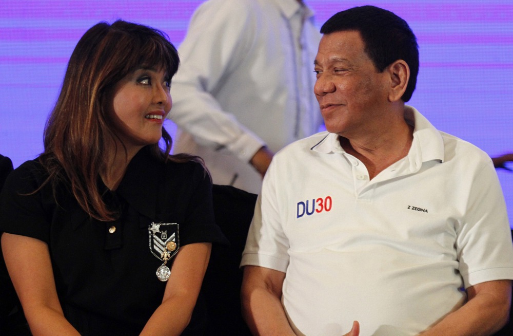 Rodrigo Duterte (R) speaks with Imee Marcos.