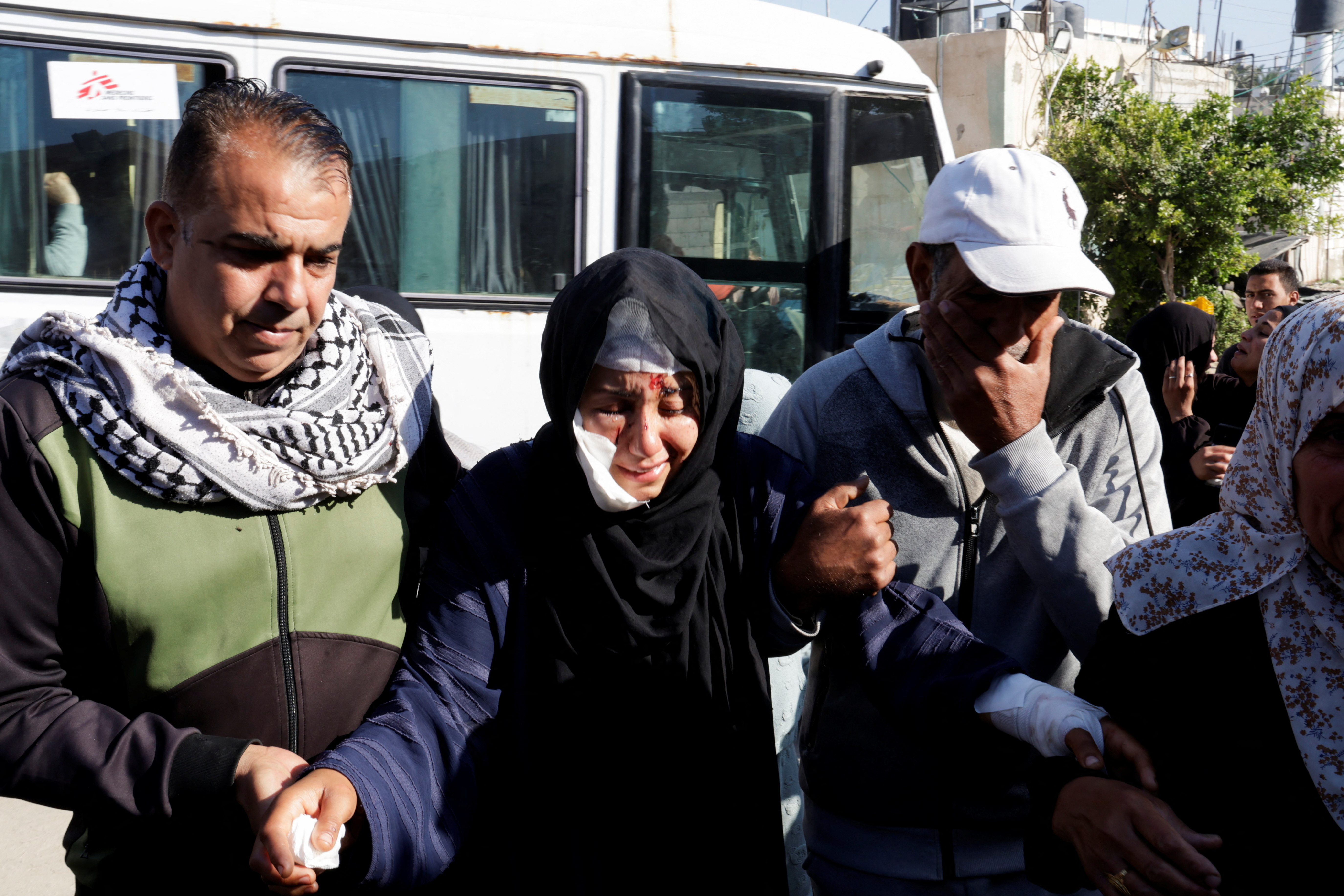 People mourn the death of Palestinians killed in Israeli strikes, at Nasser hospital, in Khan Younis, in the southern Gaza Strip, April 19, 2025. REUTERS/Hatem Khaled