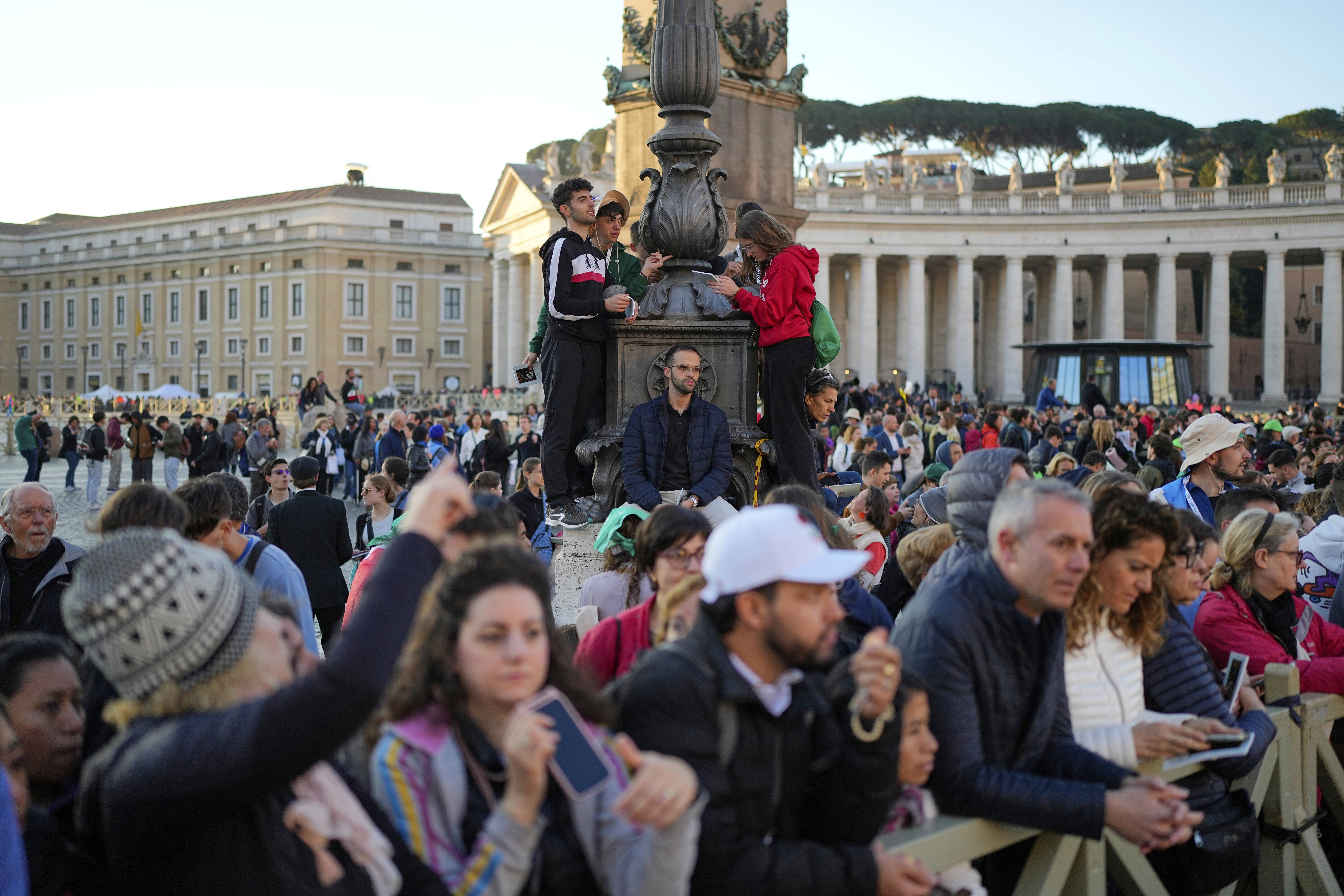 Huge crowds flock to Vatican for Pope Francis's funeral