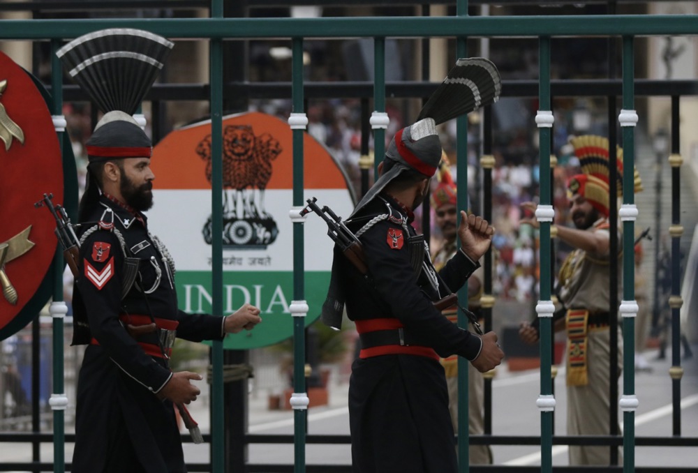 epa12073856 Pakistan (front) and Indian soldiers stand on their respective sides of the border during the flag lowering ceremony, at Pakistan-India border in Wagah, Pakistan, 04 May 2025. Pakistan's Defense Minister Khawaja Asif has issued a stern warning to India against any attempts to block or divert water under the Indus Waters Treaty, labeling such actions as 'acts of aggression' that would provoke a strong military response from Pakistan after India decided to suspend the treaty in retaliation for alleged Pakistani support of 'cross-border terrorism.' EPA-EFE/RAHAT DAR