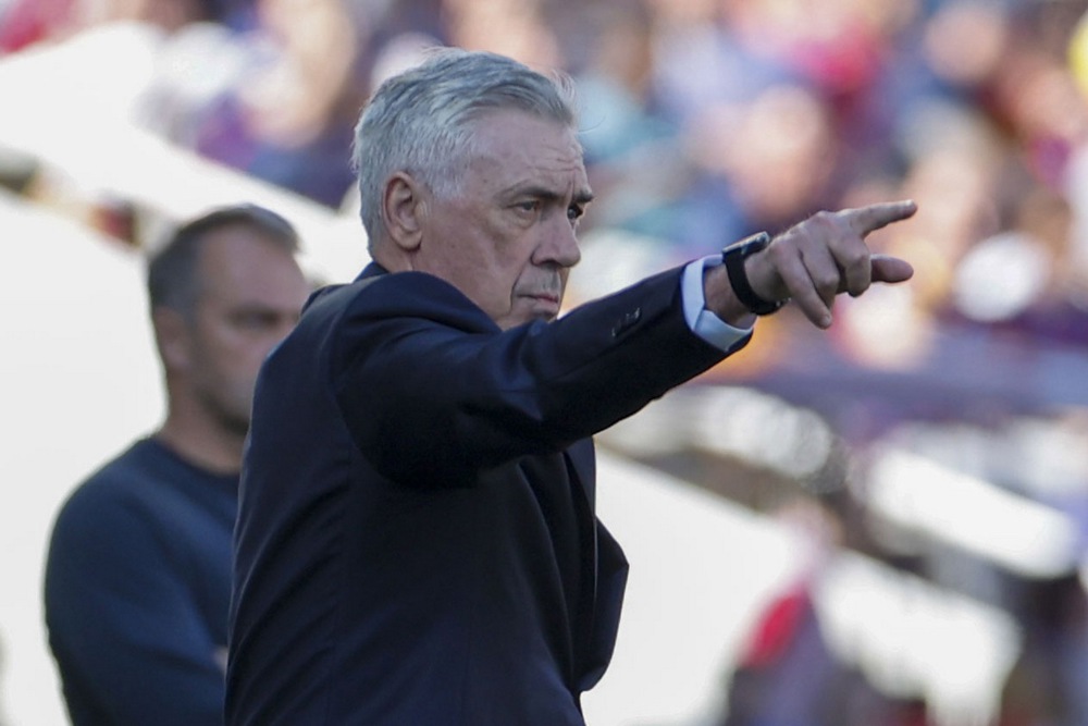 epa12091515 Real Madrid's head coach Carlo Ancelotti gestures during the Spanish LaLiga soccer match between FC Barcelona and Real Madrid, in Barcelona, Catalonia, Spain, 11 May 2025. EPA-EFE/Alberto Estevez
